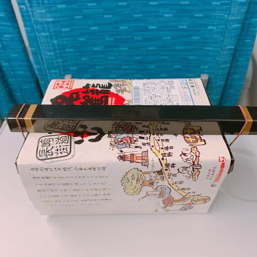 三遊亭とむさんのインスタグラム写真 - (三遊亭とむInstagram)「かしわめし 大名道中駕籠 博多駅 1030円  先に言っときます！こちら駅弁！素晴らしいっ  コンセプト値段味全ていいです！  まずこの駕籠をイメージした個性的なパッケージ  さらにあれ？駅弁屋さん箸いれわすれんじゃ チクショ、、ん？まさか！そうありました！ パッケージに無駄がないっっ  さらにあけてびっくり彩り鮮やかなワクワクする中身！  かしわめし単品で勝負している駅弁のかしわめしクオリティよりはやや劣りますが充分に楽しめますし 何より他のオカズが◎ 白身フライが美味かった！！ これは駅弁屋さんはこんこ 大名だけに行列つくるでしょう！  94点  #駅弁 #駅弁コンシェルジュ #駅弁評論家 #落語家 #おべんたぐらむ #かしわめし #かしわめし大名道中街道 #博多駅 #東筑軒」2月25日 13時24分 - ekibenman