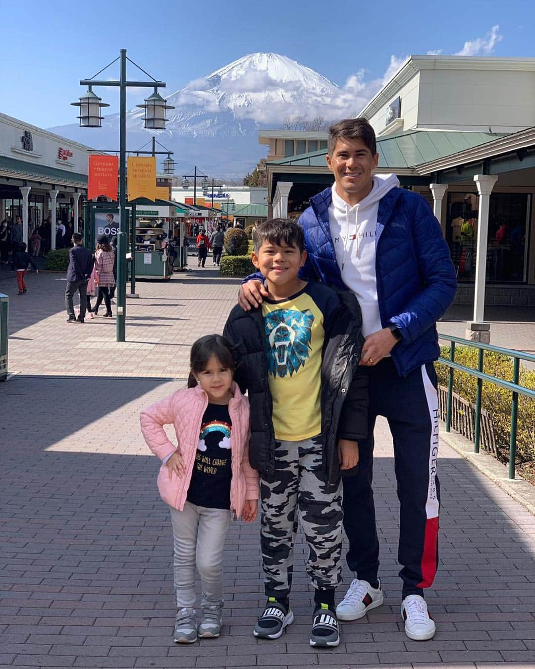 エウシーニョさんのインスタグラム写真 - (エウシーニョInstagram)「Família base de tudo ❤️🙏 Dia de passear⭐️🌎 #montefuji#」2月25日 13時33分 - elsinhoajj