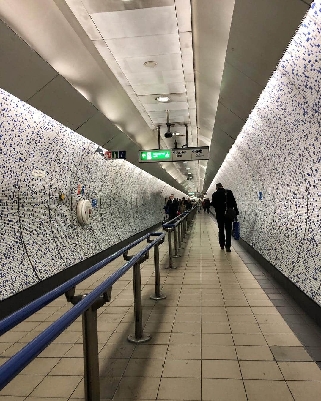 中岡由佳さんのインスタグラム写真 - (中岡由佳Instagram)「愛称Tubeで親しまれているロンドンのUnderground（地下鉄）乗りやすい🚇 #london #tube #underground」2月26日 1時49分 - yuka_nakaoka