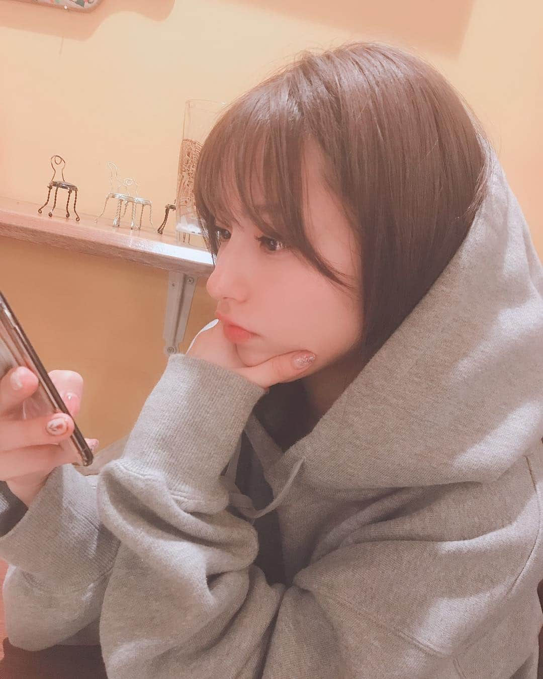 近藤萌恵里のインスタグラム：「お稽古終わりでご飯🍗🍰 なにをこんなに真剣にみてるんだろの1枚。  #ぱーかー女子  #普段はほぼ着ない #花粉 #つらい」