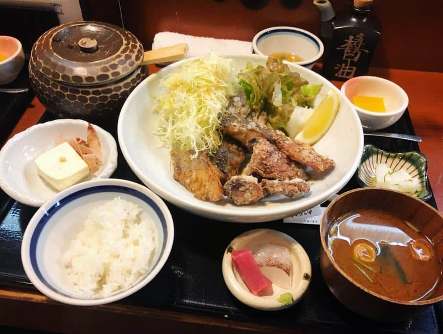 島津咲苗さんのインスタグラム写真 - (島津咲苗Instagram)「今日は魚屋でランチを食べました。何種類かの魚から選んで、塩焼きor煮付けor唐揚げにしてもらえます🤤 私は煮付けを、友達は唐揚げを選びました。 煮付けは、このボリュームで1000円！優しい味付けで美味しかったです。  #竹亭 #名古屋ランチ #伏見ランチ #ランチ #魚屋 #黒鯛 #煮付け #唐揚げ #贅沢なランチでした #島津咲苗」2月25日 17時08分 - sanae_shimazu