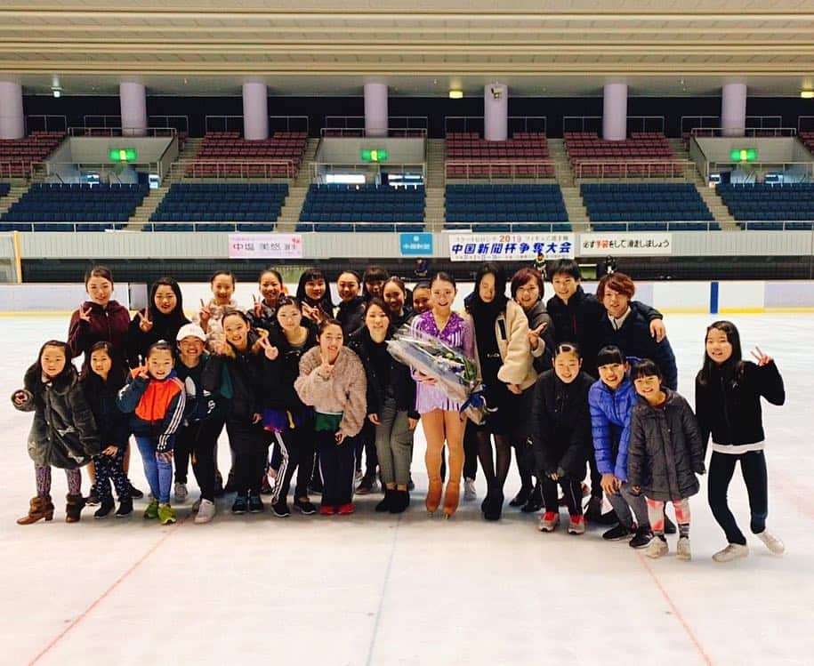 中塩美悠のインスタグラム：「2019年2月24日、地元広島で競技を引退いたしました。 スケートヒロシマとは思えないほどたくさんの観客の方々が会場に足を運んでくだり、そんな皆様の前で今季1番ボロボロの演技をしてしまいました…。終わった後相当落ち込んでいたのですが、今思えば、何度もコケ、何度も失敗してもなお必死に最後まで滑りきったあの演技は今までの私のスケート人生を物語っていたのではないかと思います。 そしてその後、引退のサプライズパーティーを開いて下さり、今まで関わってくださった先輩方や後輩達からのあたたかいビデオメッセージに涙が溢れて止まりませんでした。（送ってくれた方々ありがとうございました。）とても言葉では言い表せないほど愛の溢れた引退試合となりました。 これまでいい時ばかりではありませんでしたが、どんな時でも応援してくださったファンの方々、したってくれた後輩、励まして下さった先輩方、私と関わって下さった全ての方々に感謝の気持ちでいっぱいです。 こんなにも愛されていいのかと思うくらい…幸せな引退を迎えることが出来ました。本当にありがとうございました☺️🙏💓」
