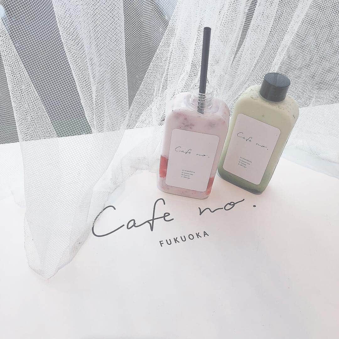 冨吉明日香のインスタグラム：「#cafeno 🍓🍼 . . . 若い女の子いっぱいでイモって この写真撮るのが精一杯だったけど 店内一面すっごく可愛くて 楽しかった美味しかった〜 ☺︎❤︎ #福岡カフェ」
