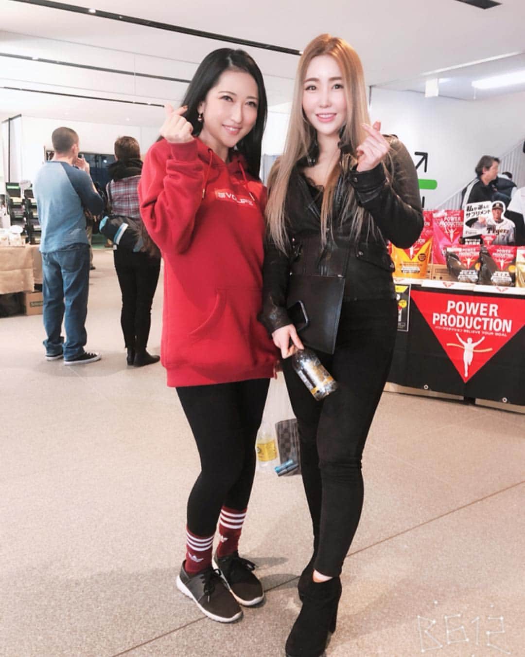 のインスタグラム：「. . . . @hyeyoung_wffpro  @sung___uk_  @lynzzzzang . . RESPECT❤ . . 감사합니다😭😭💗📷 . . . @musclecontest  @musclecontestjapan . . #マッスルコンテスト #musclecontest #ifbbpro #ifbb #bikini #wannabez #ワナビーズ #korea #韓国 #ポージング #綺麗は作れる #努力は必ず報われる . . . . 腰に手を回すも どーしていいかわからず 中学生男子のように ふわふわな左手😂😂😂💗 . . . .」