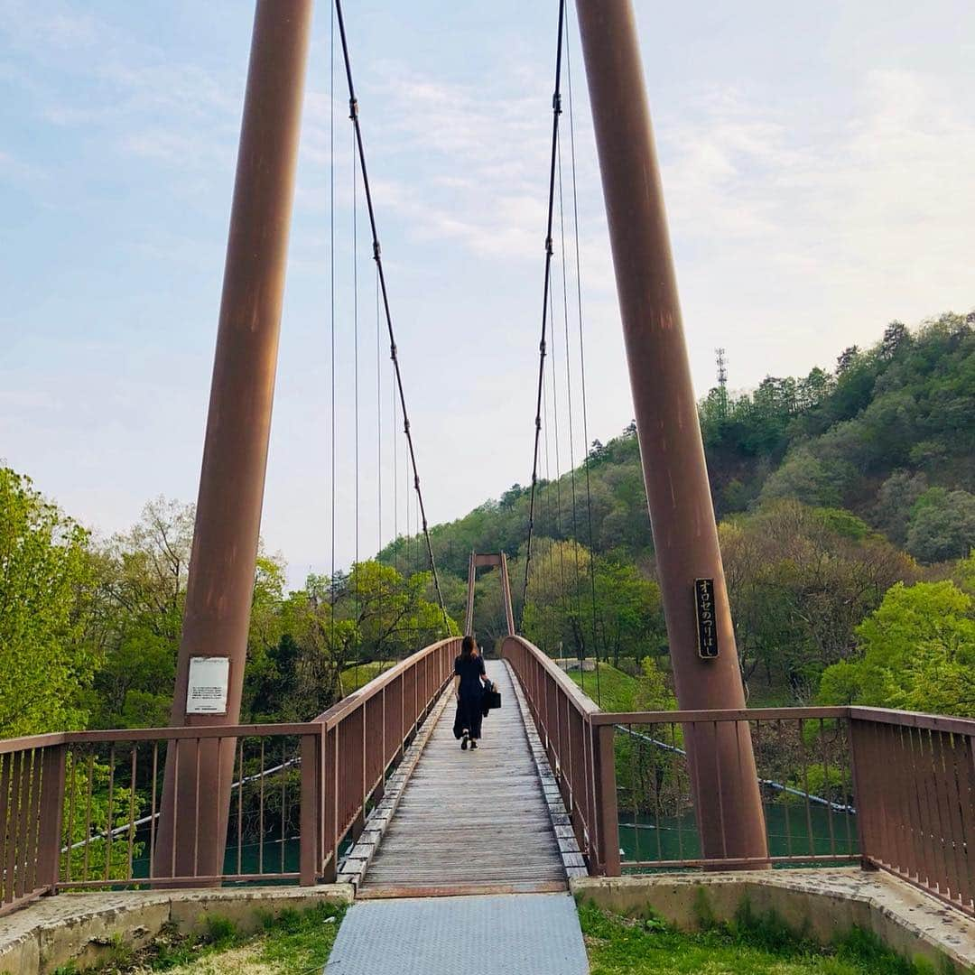 山人さんのインスタグラム写真 - (山人Instagram)「【秋】〈オロセの吊り橋〉カップル・夫婦旅行に取り入れたい。四季の濃い西和賀町。 [Autumn] Passing trough the bridge. ・  #西和賀町の四季 #吊り橋 #岩手 #bridge #オロセの吊り橋 #ライオン山 #吊り橋効果 #散步 #爽快 #迫力満点 #大自然 #綺麗 #美丽 #西和賀 #日本 #旅行 #岩手 #iwate #東北 #ryokan #酒店 #吊り橋巡り #吊り橋が好き #スリル満点 #溫泉」2月25日 18時36分 - yamado.official