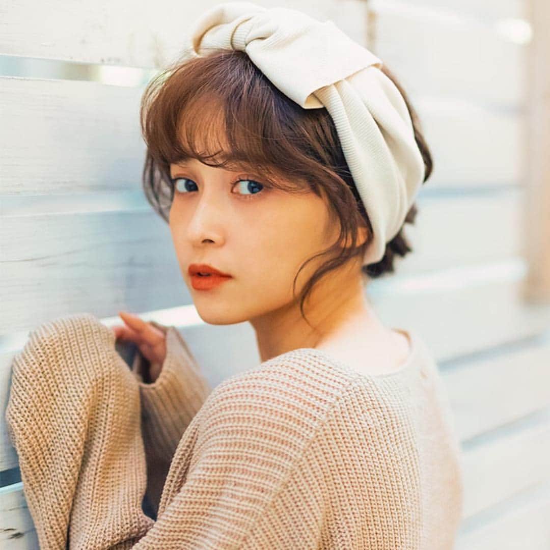 lineastoria_rakutenのインスタグラム：「*﻿ *﻿ New Arrival🎀﻿ ﻿ 前髪ウィッグに新作登場！﻿ トレンドのシースルーバングが、ウィッグでチャレンジできちゃう🦄🌙💜﻿ ﻿ 総手植えだから、ナチュラルなふんわりカール💛﻿ 気軽にイメチェンできる、おすすめアイテムです😬✨﻿ ﻿ 🛍item﻿ #総手植え前髪ウィッグワンカールバング﻿ 🙎‍♀️model﻿ #和田えりか ちゃん﻿ @_wadaerika﻿ ﻿ #リネアストリア #リネアウィッグ #リネア #ウィッグ #カツラ #ヘアスタイル #新作 #シースルーバング #ふんわり前髪 #前髪ウィッグ #ポイントウィッグ #イメチェン #ファッションウィッグ #オシャレウィッグ #こなれヘア #lineastoria #lineawig #wig #newarrivals #リネアストリア楽天市場店」