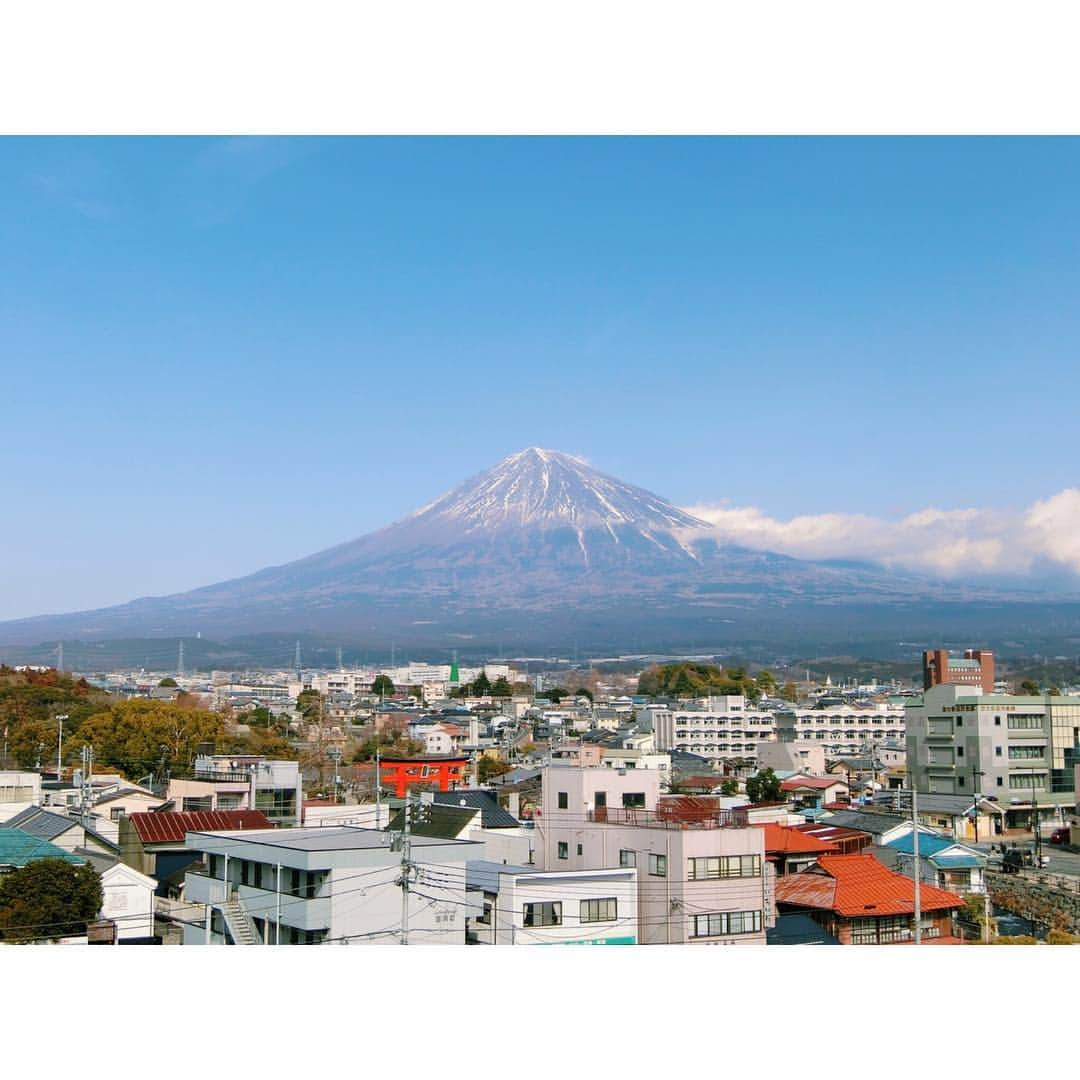 的場絢香さんのインスタグラム写真 - (的場絢香Instagram)「🗻﻿ ﻿ 富！士！山！✧﻿ ﻿ ／﻿ いよっ！日本一！ ﻿ ＼﻿ ﻿ キレイに見えました〜♩﻿ やっぱり大きいなぁ。﻿ ﻿ _______________________________﻿ #石川さん情報liveリフレッシュ #石川テレビ #旅したがーる #旅 #静岡 #北鉄航空  #バスツアー #富士山 #mtfuji #富士山ポーズ (笑)」2月25日 19時15分 - ayaka_matoba