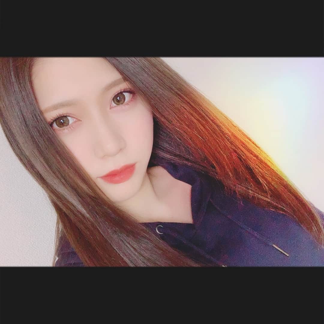 茂木忍のインスタグラム：「ブラウンリップと赤の目元が撮りたかったのにフィルターで台無し😌笑」