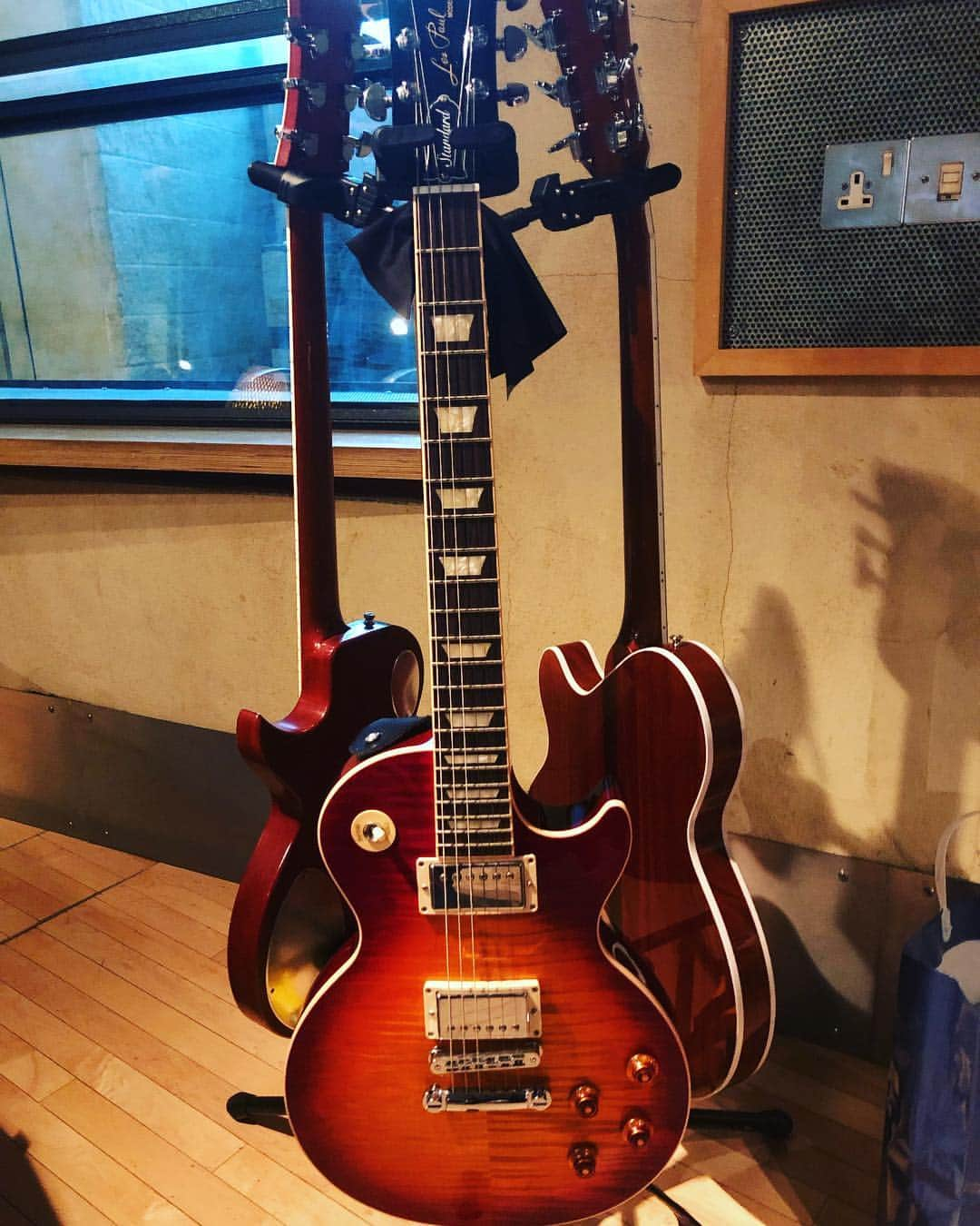 布袋寅泰さんのインスタグラム写真 - (布袋寅泰Instagram)「Unusual? #tomoyasuhotei #guitar #recording」2月25日 19時33分 - hotei_official