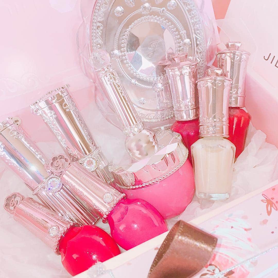 橋村理子のインスタグラム：「jillstuart のコスメ💄カワイイが溢れてるしあわせ(  ᵒ̴̶̷̥́ _ᵒ̴̶̷̣̥̀ ) #jillstuart #cosme #pink #idol #ピンク #アイドル #ジルスチュアート #ジルスチュアートコスメ #コスメ」