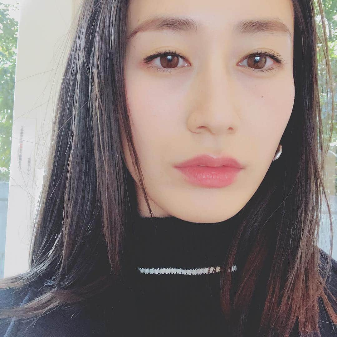 神山まりあさんのインスタグラム写真 - (神山まりあInstagram)「Brown eyes  実は黒目じゃなくて茶色目。 カラコンじゃないよ。透明のコンタクトだよ。目悪いの。 いつかの @shibatarosun1 さんメイクが好きで自撮りした写真😊  #model #fun #work #love #mom #grateful #メイクによってキャラクターが変わる #それがゾクゾクするほど好き」2月25日 20時10分 - mariakamiyama