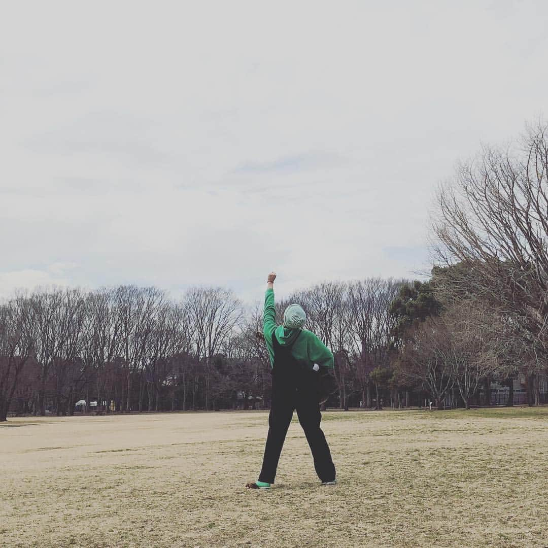 池田直人さんのインスタグラム写真 - (池田直人Instagram)「【人間図鑑】  POPな路上ミュージシャンみどりくん。がMV撮ってたよ  なんでかって言わないでパッて、チュってしてって言ってくれレディー  お楽しみに！！ 名前:みどりくん。  年齢:25歳  職業:路上ミュージシャン  趣味:公園でお散歩（新宿御苑のパスポート持ってる）、カフェ巡り  特徴:お空をみてたら言葉が降ってくるんだよぉ〜、帽子を深くかぶりがち  本人からのひとこと「ほっやぁ〜！！みどりくんだよぉ〜！！みんなと仲良くなれたら嬉しいなあ！」 #人間図鑑 #みどりくん。 #路上ミュージシャン #お空から歌詞 #なんでかって言わないでパッてチュってしてって言ってくれレディー #パチュレディー #挨拶が #ほっやぁ〜！ #ホッと一息紅茶の横にみどりくん。 #自然を愛する #ギター弾けない #マイクに使ったりする」2月25日 20時50分 - ikenao0919