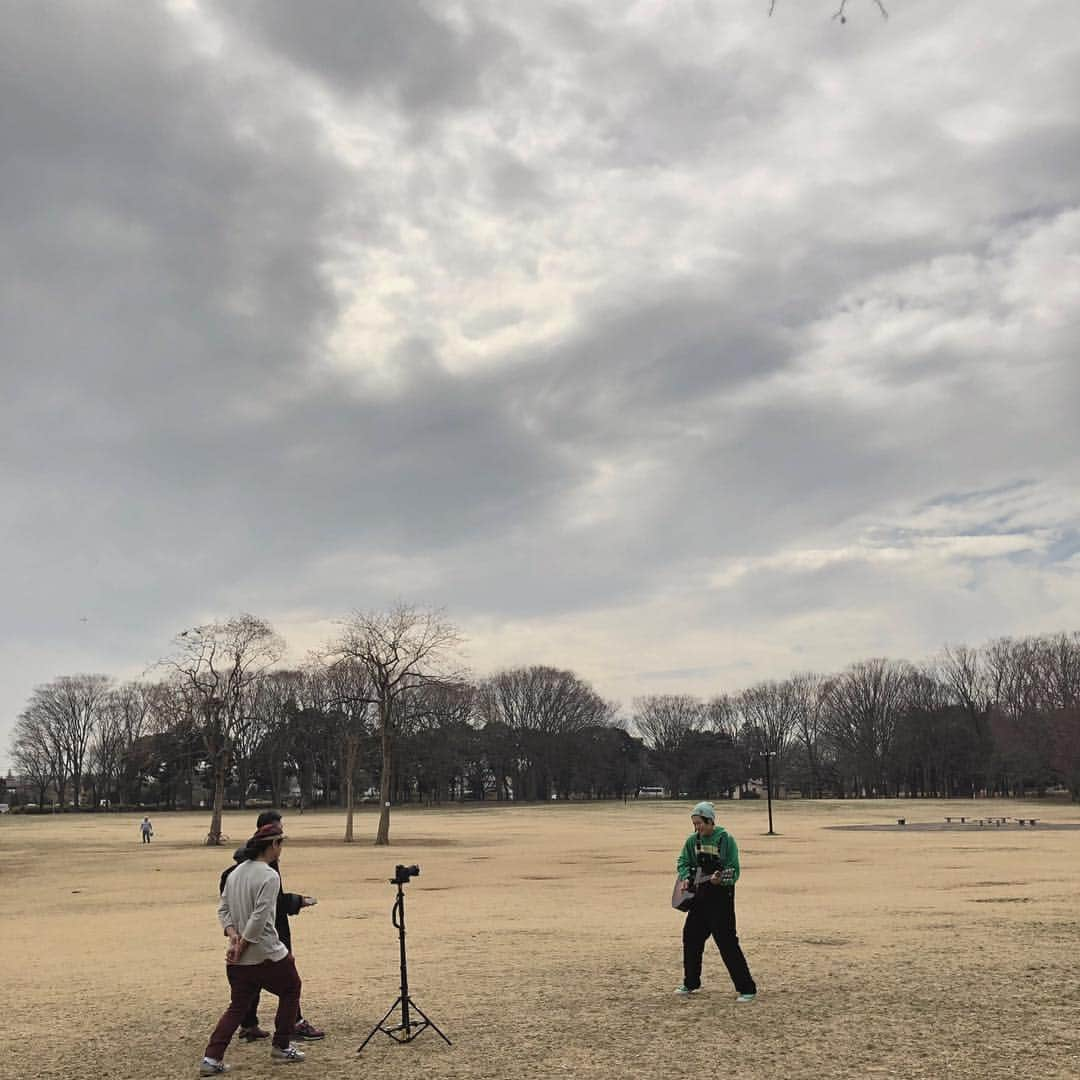 池田直人さんのインスタグラム写真 - (池田直人Instagram)「【人間図鑑】  POPな路上ミュージシャンみどりくん。がMV撮ってたよ  なんでかって言わないでパッて、チュってしてって言ってくれレディー  お楽しみに！！ 名前:みどりくん。  年齢:25歳  職業:路上ミュージシャン  趣味:公園でお散歩（新宿御苑のパスポート持ってる）、カフェ巡り  特徴:お空をみてたら言葉が降ってくるんだよぉ〜、帽子を深くかぶりがち  本人からのひとこと「ほっやぁ〜！！みどりくんだよぉ〜！！みんなと仲良くなれたら嬉しいなあ！」 #人間図鑑 #みどりくん。 #路上ミュージシャン #お空から歌詞 #なんでかって言わないでパッてチュってしてって言ってくれレディー #パチュレディー #挨拶が #ほっやぁ〜！ #ホッと一息紅茶の横にみどりくん。 #自然を愛する #ギター弾けない #マイクに使ったりする」2月25日 20時50分 - ikenao0919