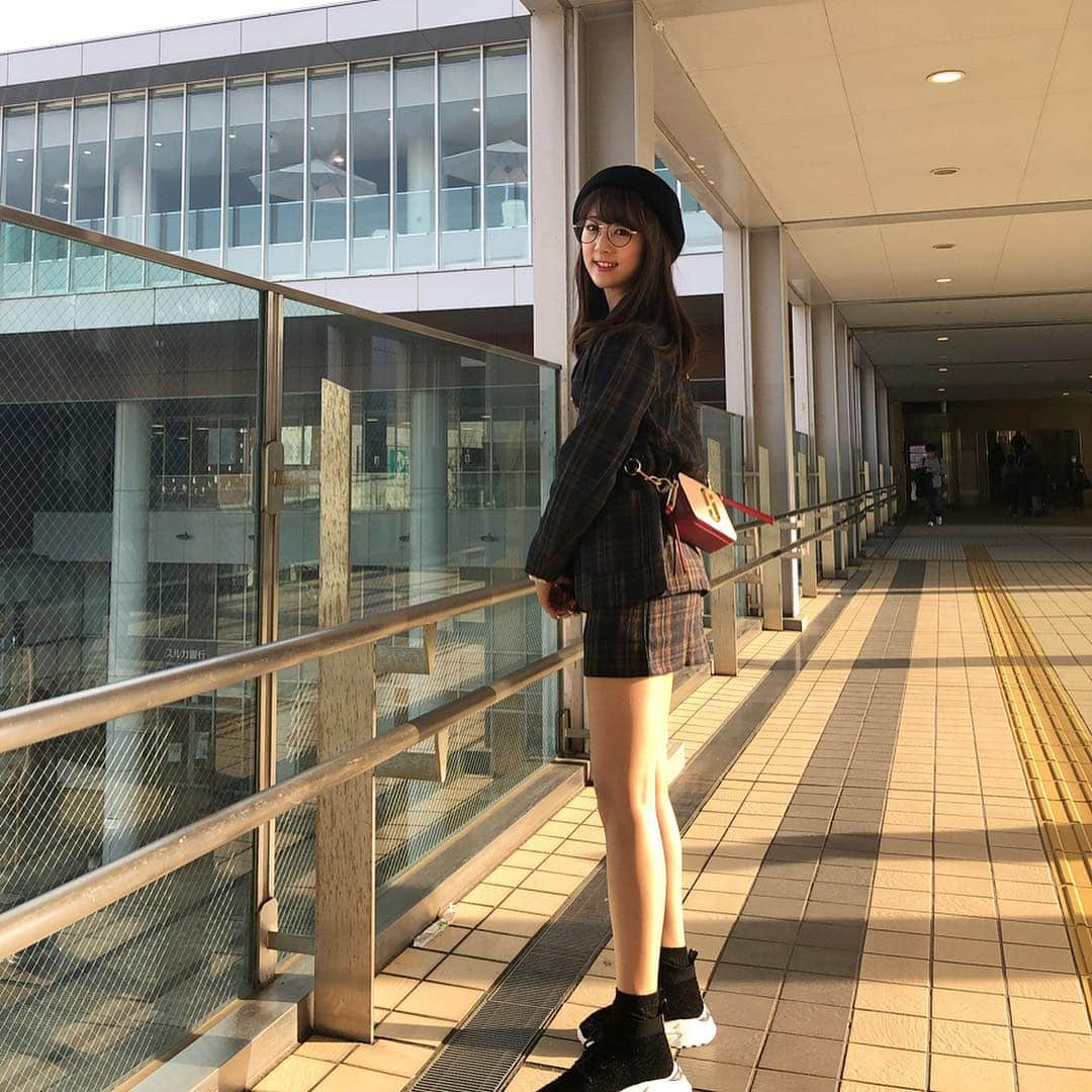 佐々木もよこさんのインスタグラム写真 - (佐々木もよこInstagram)「日中あったかくて最近ゲットしたJKとスカートのセットアップでおでかけ🐶🛍✨﻿ チェックかわいい💖﻿ ﻿ スニーカーもお気に入り⛸❤️﻿ ﻿ @17kg_official  プチプラ最高❗️﻿ ﻿ ﻿ ベレー帽とだてめがねの組み合わせ、﻿ いいよね〜〜🤓😇💕﻿ ﻿ ﻿ でもまだまだ夕方から寒いっ😱💦﻿ ﻿ ﻿ ﻿ ﻿ ﻿ #moyoko_fashion #marcjacobs #fashion#ootd#instafashion#coordinate #tokyo#17kg#だてめがね#ダテメガネ #メガネ女子 #ベレー帽#スニーカーコーデ#ファッション#韓国ファッション#イチナナキログラム」2月25日 20時51分 - moyoko_atom