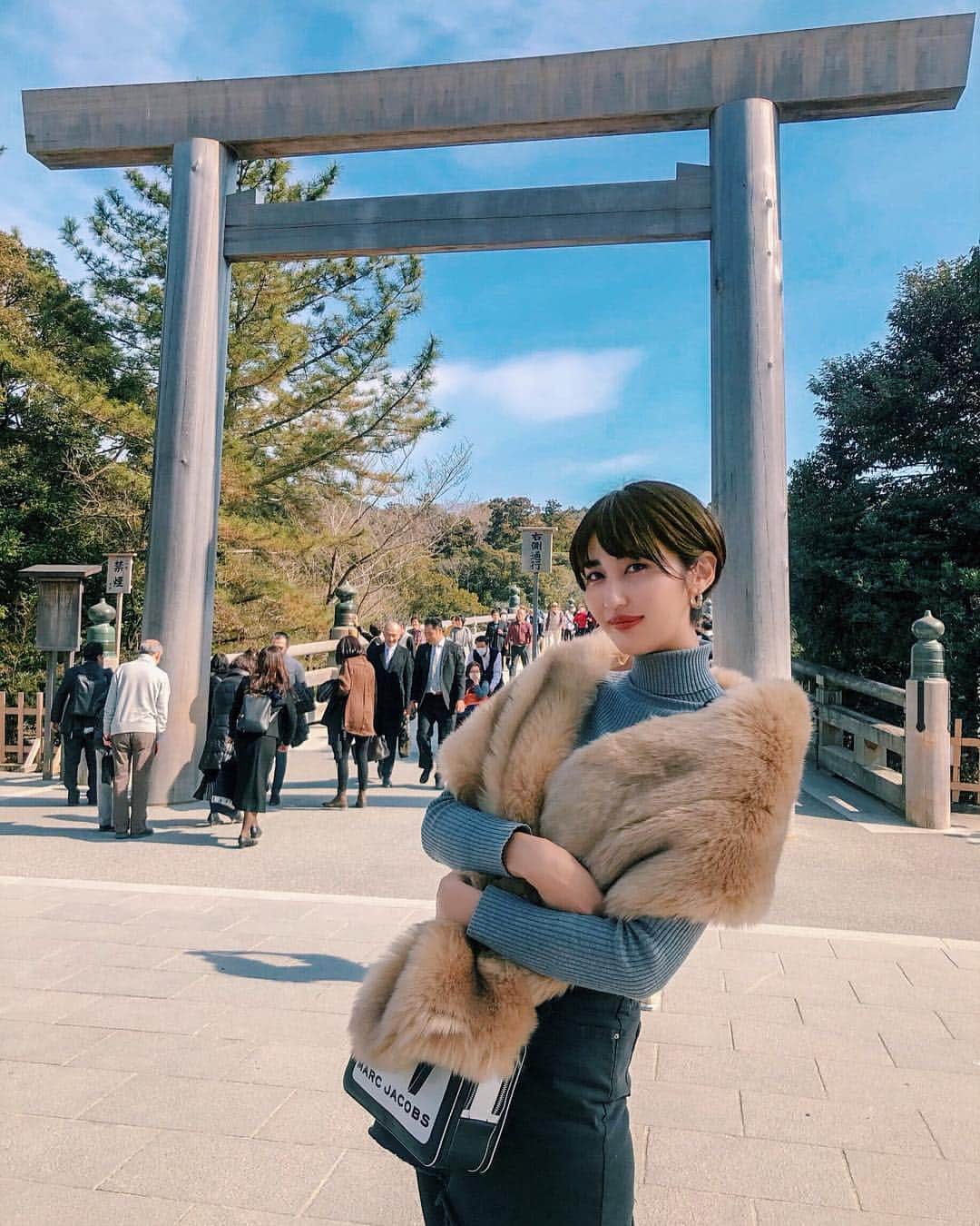 Lisaのインスタグラム：「. 久しぶりに伊勢神宮に⛩✨ . いろんな奇跡が起こったり パワーいっぱい貰ってきました💓 . そして、またベリショになりました🙋🏼‍♀️🤣✨ #伊勢神宮#おかげ横丁#伊勢#鳥羽#パワースポット#女子旅#気づいたら#おばショットになりがち#三重#旅行#ショートヘア#ベリーショート#コジュニショート#コジュニ様目指したけど#コジュニ様にはなれません#trip#cafe#camera#girls#instadaily#instagood#instasize#instapic#instamag #instalike#like4like」
