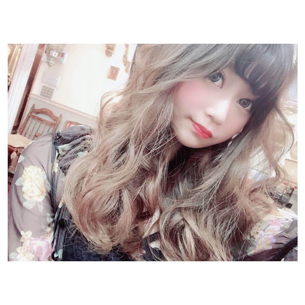 永原知奈のインスタグラム：「最近ストレートばっかりだけど ふわふわヘアも好きぴなの🥺💓 久しぶりのarの撮影🥺 . #巻き髪 #ヘアスタイル #ロングヘア #ar」