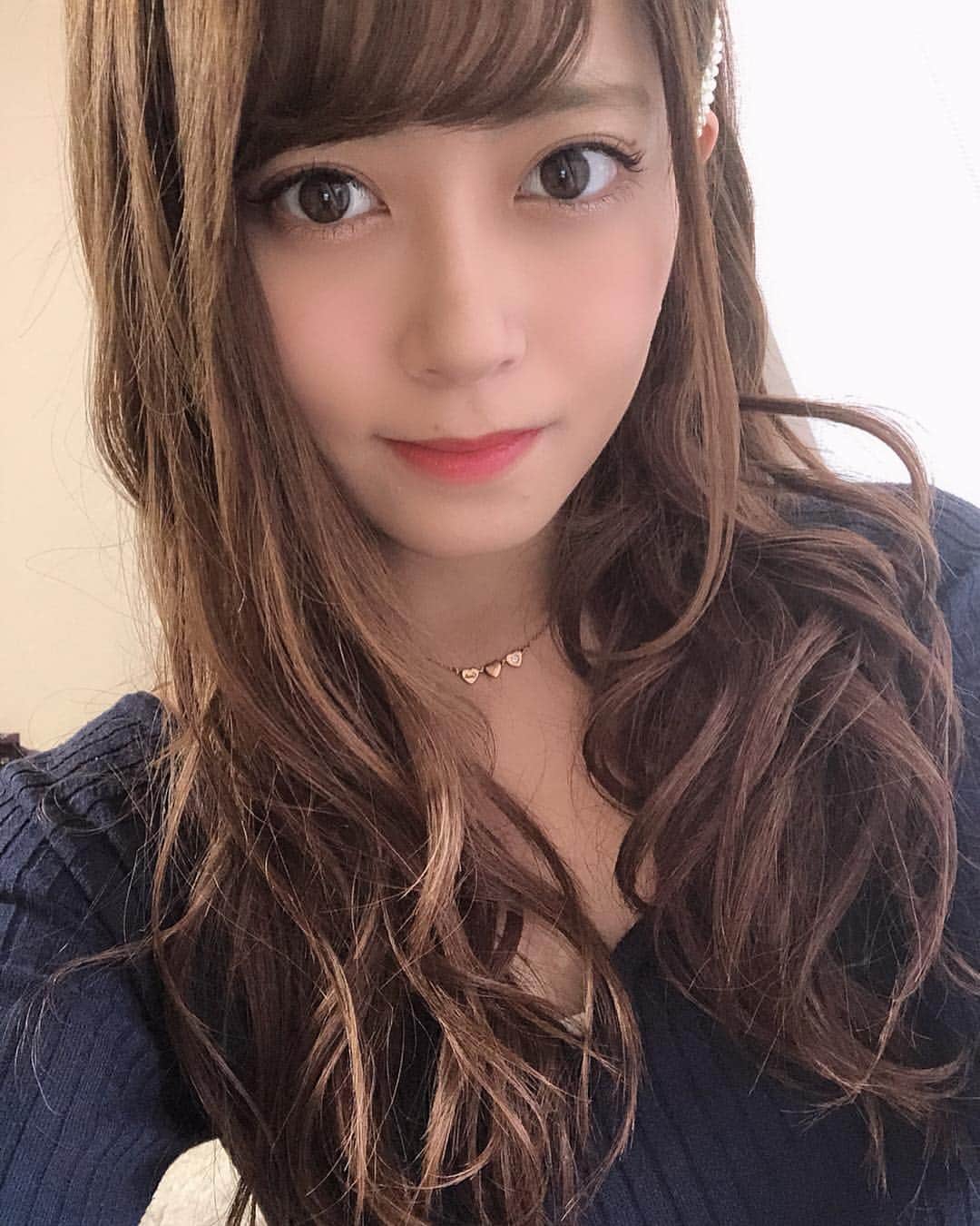 のインスタグラム：「最近プライベートでは、髪をおろして耳かけするのにハマってます🥺 今はエクステなのですが、髪染めなきゃなのでそろそろエクステとはバイバイ、、、🥺 * * #ヘアアレンジ#巻き髪#耳かけ」