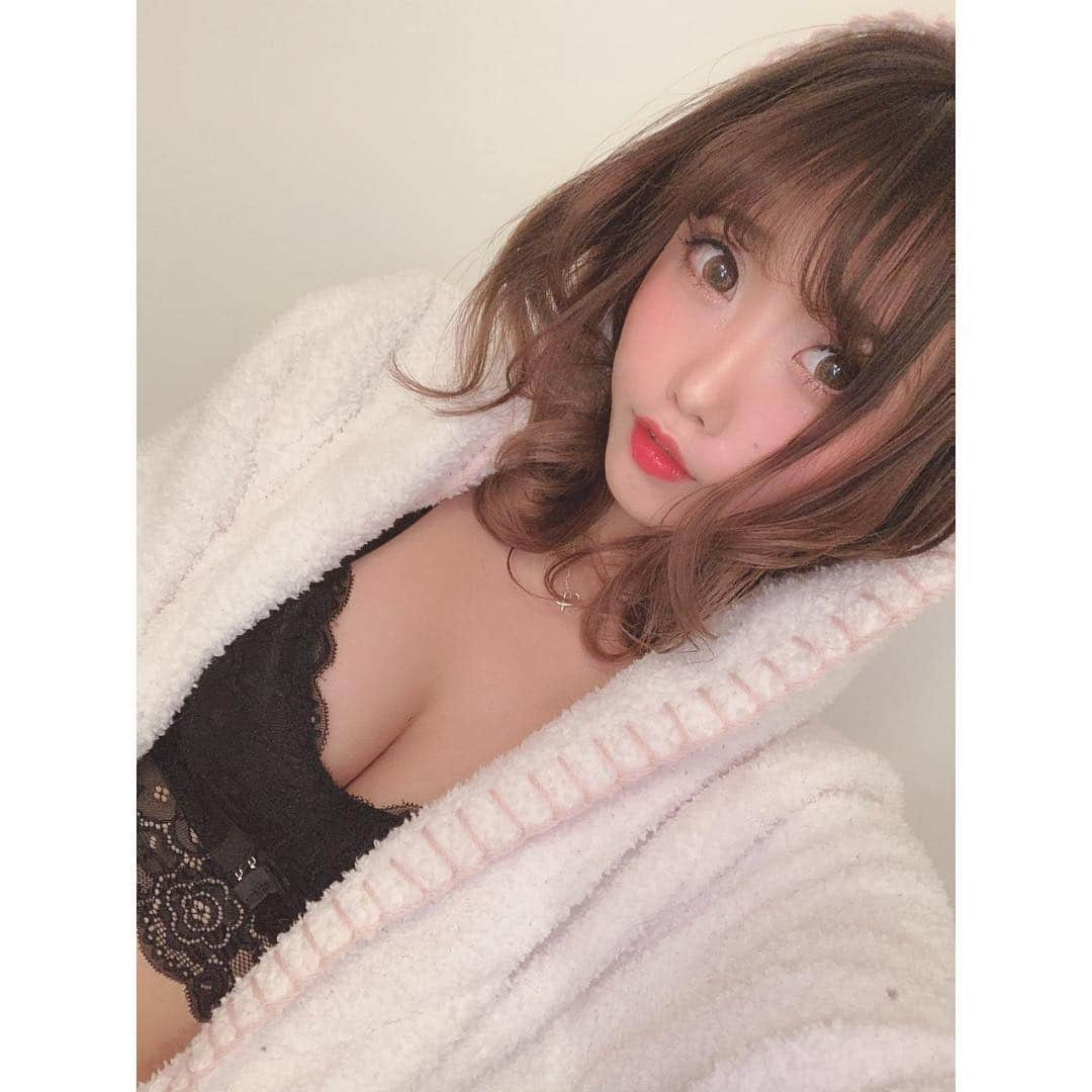 福田琴美さんのインスタグラム写真 - (福田琴美Instagram)「お家でつけてる加圧ブラ。 ナイトブラとして使ってるよ🐶💓 @moriage.official  胸の周りのお肉を集めて加圧して 胸を正しい位置に矯正することができるブラだよ(*´꒳`*)♡ ノンワイヤーなのにしっかり盛れる。 サイズはS/M/Lあって 色がブラックとホワイトだよ🐼💓 目指せ美乳。 重力に負けて垂れないようにケアしてます。笑 ハイライトにURLあるからチェックして見てね☝️💓 . . . #pr #タレント #女優 #グラビア #グラドル  #disney #佐野ひなこ #撮影 #サロモ  #撮影モデル #nice #girls #女子会  #girl #instagood #美女図鑑 #ビジョビ  #横乳 #巨乳 #sexy #リクエスト #下乳  #撮影会 #水着 #下着 #moriage  #ナイトブラ #加圧ブラ #矯正  #重力に負けるな」2月25日 21時44分 - kotomi_fukuda