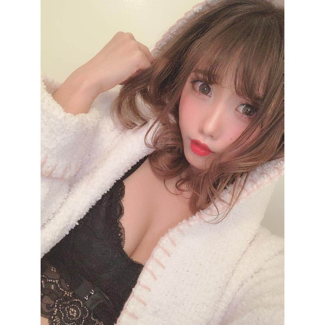 福田琴美さんのインスタグラム写真 - (福田琴美Instagram)「お家でつけてる加圧ブラ。 ナイトブラとして使ってるよ🐶💓 @moriage.official  胸の周りのお肉を集めて加圧して 胸を正しい位置に矯正することができるブラだよ(*´꒳`*)♡ ノンワイヤーなのにしっかり盛れる。 サイズはS/M/Lあって 色がブラックとホワイトだよ🐼💓 目指せ美乳。 重力に負けて垂れないようにケアしてます。笑 ハイライトにURLあるからチェックして見てね☝️💓 . . . #pr #タレント #女優 #グラビア #グラドル  #disney #佐野ひなこ #撮影 #サロモ  #撮影モデル #nice #girls #女子会  #girl #instagood #美女図鑑 #ビジョビ  #横乳 #巨乳 #sexy #リクエスト #下乳  #撮影会 #水着 #下着 #moriage  #ナイトブラ #加圧ブラ #矯正  #重力に負けるな」2月25日 21時44分 - kotomi_fukuda