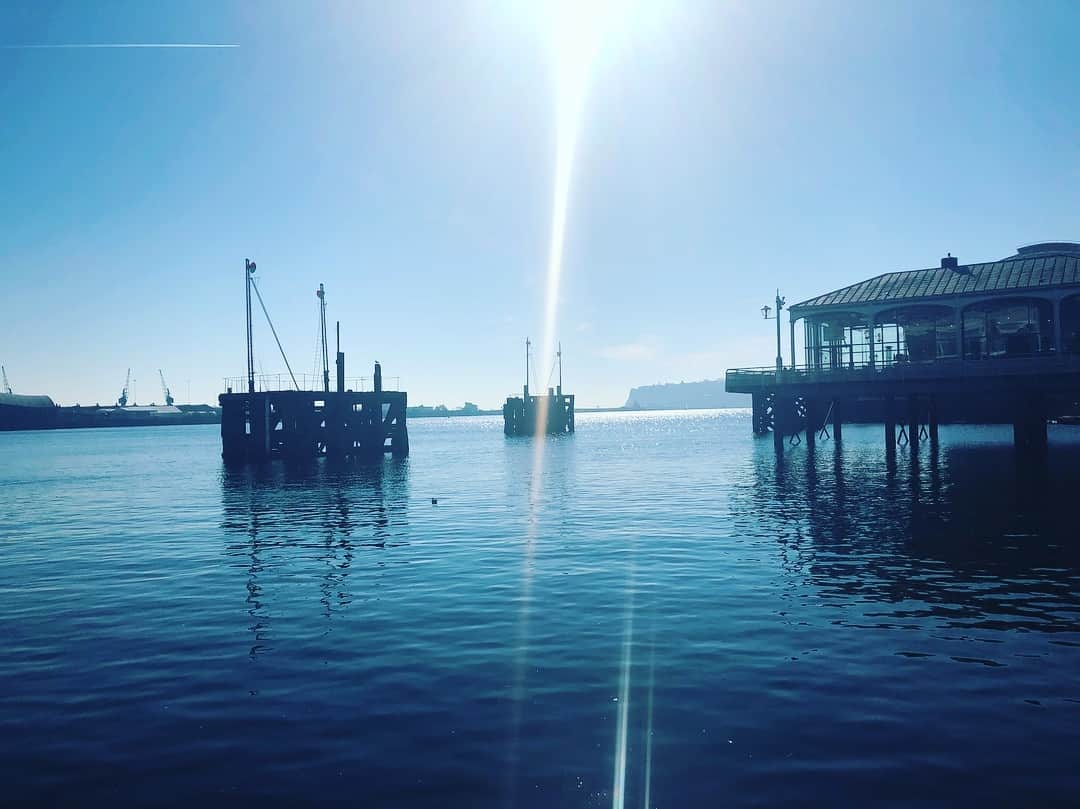 ルーク・エヴァンズさんのインスタグラム写真 - (ルーク・エヴァンズInstagram)「#mondaymotivation #sunshine #cardiffbay #lush」2月25日 22時03分 - thereallukeevans