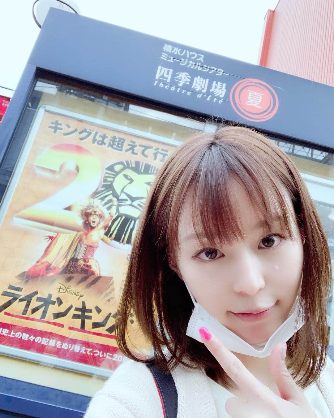 平野綾さんのインスタグラム写真 - (平野綾Instagram)「劇団四季『ライオンキング』祝20周年*･゜ﾟ✨･*:.｡.:*･🦁㊗️'･*:.｡:*･✨゜ﾟ･* 先日母と20年ぶりに劇団四季の『ライオンキング』を観てきました‼︎🦁⭐️✨ ✴︎ 家族３人で観に行った日本初演。 めちゃイケを見てハイエナダンスを練習した子供の頃←ムリw 思い出がたくさん蘇りました✨ ✴︎ 2階席が学生の貸切ですごく盛り上がっていて！ 学生の頃に劇団四季観せてもらえるなんて羨ましい😫💕 未来のミュージカル俳優があの中から生まれたりするのかなぁ💓 前の席の子供も目がキラキラキョロキョロ🤩✨ 劇場のテンションが凄く高くてみんなワクワクしていて、コレなのミュージカルの好きなところ‼︎✨✨✨ そんな雰囲気に感化され、プロローグの ♪サークル・オブ・ライフから泣きそうになる私🤣✨ ✴︎ 20年前にいた父が今隣にいないのはシンバの境遇と重なって、ムファサの幻に諭されるシーンは今までと感じ方が変わりました。 噛みしめるように。 刻み込むように。 Remember who you are...🦁✨ 星になって見守ってくれていますね！ ✴︎ 留学中、友達になった人がたまたまライオンキングのスタッフさんで、バックステージを見学させてもらった写真もくっつけておきました⭐️ Times Squareでプライドロックごっこした時の写真も笑笑💕 ✴︎ ✴︎ ✴︎ #劇団四季ライオンキング  #劇団四季 #ライオンキング #lionking  #劇団四季ライオンキング20周年  #broadway #timessquare #nyc  #rememberwhoyouare  #ayahirano #平野綾」2月25日 22時10分 - a_ya.hirano