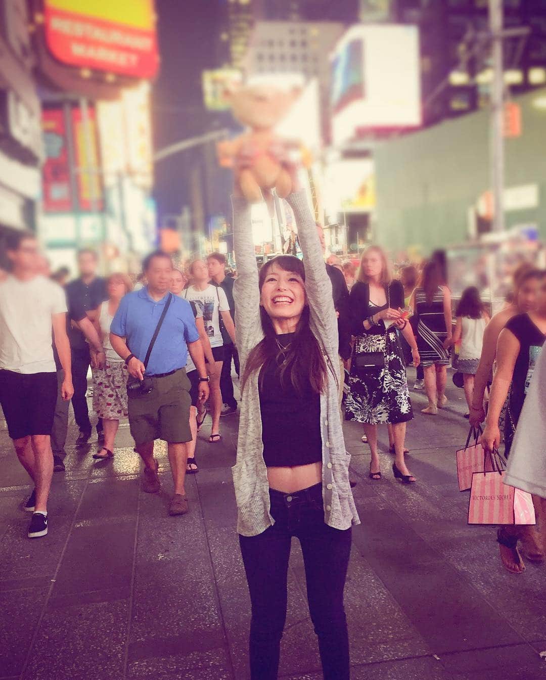 平野綾さんのインスタグラム写真 - (平野綾Instagram)「劇団四季『ライオンキング』祝20周年*･゜ﾟ✨･*:.｡.:*･🦁㊗️'･*:.｡:*･✨゜ﾟ･* 先日母と20年ぶりに劇団四季の『ライオンキング』を観てきました‼︎🦁⭐️✨ ✴︎ 家族３人で観に行った日本初演。 めちゃイケを見てハイエナダンスを練習した子供の頃←ムリw 思い出がたくさん蘇りました✨ ✴︎ 2階席が学生の貸切ですごく盛り上がっていて！ 学生の頃に劇団四季観せてもらえるなんて羨ましい😫💕 未来のミュージカル俳優があの中から生まれたりするのかなぁ💓 前の席の子供も目がキラキラキョロキョロ🤩✨ 劇場のテンションが凄く高くてみんなワクワクしていて、コレなのミュージカルの好きなところ‼︎✨✨✨ そんな雰囲気に感化され、プロローグの ♪サークル・オブ・ライフから泣きそうになる私🤣✨ ✴︎ 20年前にいた父が今隣にいないのはシンバの境遇と重なって、ムファサの幻に諭されるシーンは今までと感じ方が変わりました。 噛みしめるように。 刻み込むように。 Remember who you are...🦁✨ 星になって見守ってくれていますね！ ✴︎ 留学中、友達になった人がたまたまライオンキングのスタッフさんで、バックステージを見学させてもらった写真もくっつけておきました⭐️ Times Squareでプライドロックごっこした時の写真も笑笑💕 ✴︎ ✴︎ ✴︎ #劇団四季ライオンキング  #劇団四季 #ライオンキング #lionking  #劇団四季ライオンキング20周年  #broadway #timessquare #nyc  #rememberwhoyouare  #ayahirano #平野綾」2月25日 22時10分 - a_ya.hirano