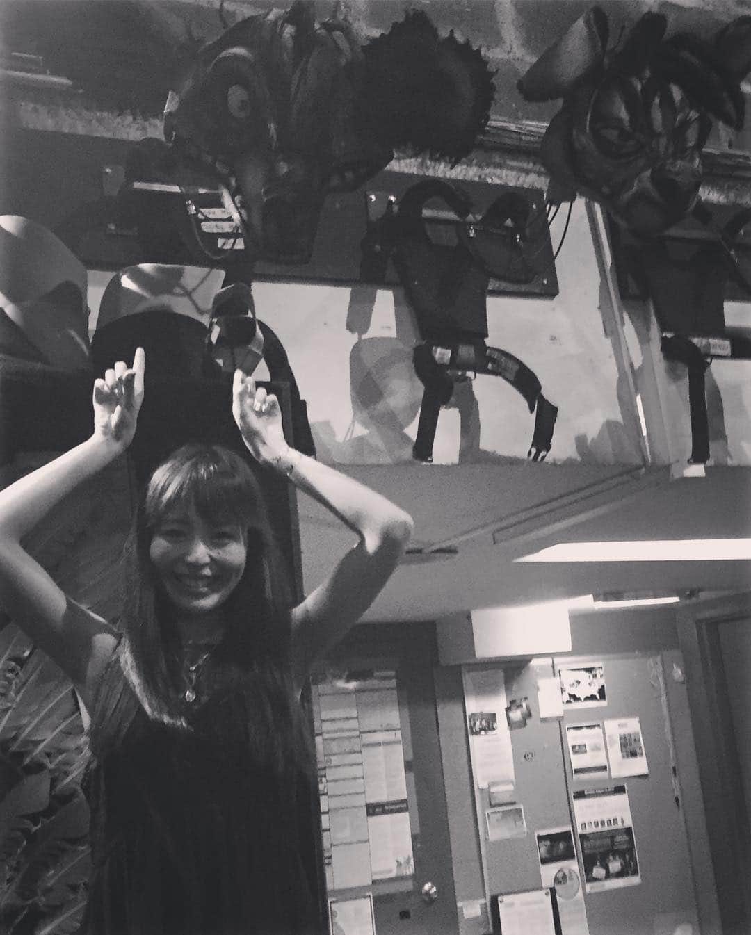 平野綾さんのインスタグラム写真 - (平野綾Instagram)「劇団四季『ライオンキング』祝20周年*･゜ﾟ✨･*:.｡.:*･🦁㊗️'･*:.｡:*･✨゜ﾟ･* 先日母と20年ぶりに劇団四季の『ライオンキング』を観てきました‼︎🦁⭐️✨ ✴︎ 家族３人で観に行った日本初演。 めちゃイケを見てハイエナダンスを練習した子供の頃←ムリw 思い出がたくさん蘇りました✨ ✴︎ 2階席が学生の貸切ですごく盛り上がっていて！ 学生の頃に劇団四季観せてもらえるなんて羨ましい😫💕 未来のミュージカル俳優があの中から生まれたりするのかなぁ💓 前の席の子供も目がキラキラキョロキョロ🤩✨ 劇場のテンションが凄く高くてみんなワクワクしていて、コレなのミュージカルの好きなところ‼︎✨✨✨ そんな雰囲気に感化され、プロローグの ♪サークル・オブ・ライフから泣きそうになる私🤣✨ ✴︎ 20年前にいた父が今隣にいないのはシンバの境遇と重なって、ムファサの幻に諭されるシーンは今までと感じ方が変わりました。 噛みしめるように。 刻み込むように。 Remember who you are...🦁✨ 星になって見守ってくれていますね！ ✴︎ 留学中、友達になった人がたまたまライオンキングのスタッフさんで、バックステージを見学させてもらった写真もくっつけておきました⭐️ Times Squareでプライドロックごっこした時の写真も笑笑💕 ✴︎ ✴︎ ✴︎ #劇団四季ライオンキング  #劇団四季 #ライオンキング #lionking  #劇団四季ライオンキング20周年  #broadway #timessquare #nyc  #rememberwhoyouare  #ayahirano #平野綾」2月25日 22時10分 - a_ya.hirano