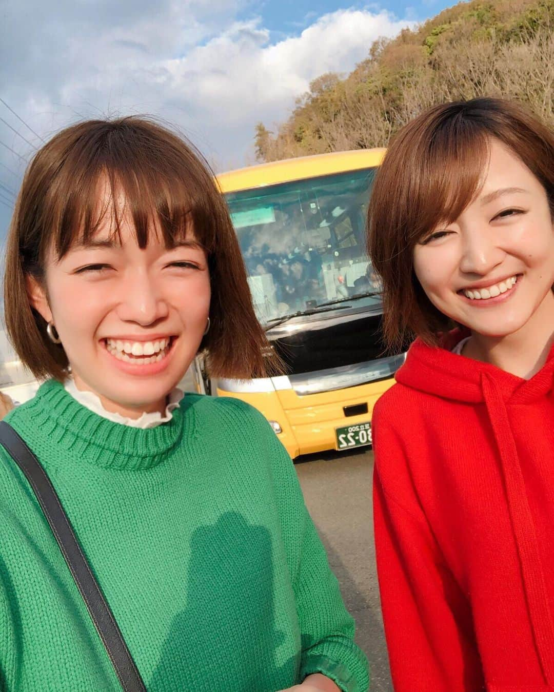 佐藤栞里さんのインスタグラム写真 - (佐藤栞里Instagram)「. お休みの日に滝ちゃんと いちご狩りバスツアーに参加しました🚌✨ 海鮮浜焼き食べ放題で滝ちゃんはなぜか ミニ鯛焼きをエンドレスリピート🐟 港からフェリーに乗りかもめと戯れ お次は富士山を眺めながらお茶をして ついに念願のいちご狩りタイム🥰 最後にどれだけ食べたか一緒に数えていたら (運動会の玉入れ方式で) まさかの同じ数😂🍓🍓 もう動けなくなるくらいいっぱい食べて たくさんたくさん笑った1日でした☺️🌸 滝ちゃんまた行こうね！ #朝集合した瞬間に気がついた #滝ちゃんいちごの実カラーニット #私いちごのへたカラーニット #二人合わせていちごコーデ #変に目立って恥ずかしかった😂笑 #バスを挟むとたちまちトリオ芸人信号機 #どこかで聞いた芸人さん😬♬」2月25日 22時20分 - satoshiori727