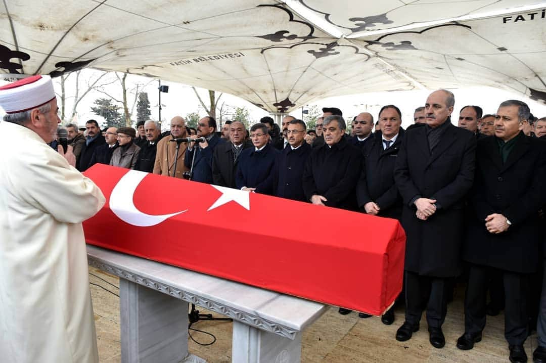 アブドゥラー・ギュルのインスタグラム：「11. Cumhurbaşkanımız Abdullah Gül, 96 yaşında vefat eden tarihçi Prof. Dr. Kemal Karpat için Fatih Camii’nde düzenlenen cenaze törenine katıldı. 📸: @birol.afsar」