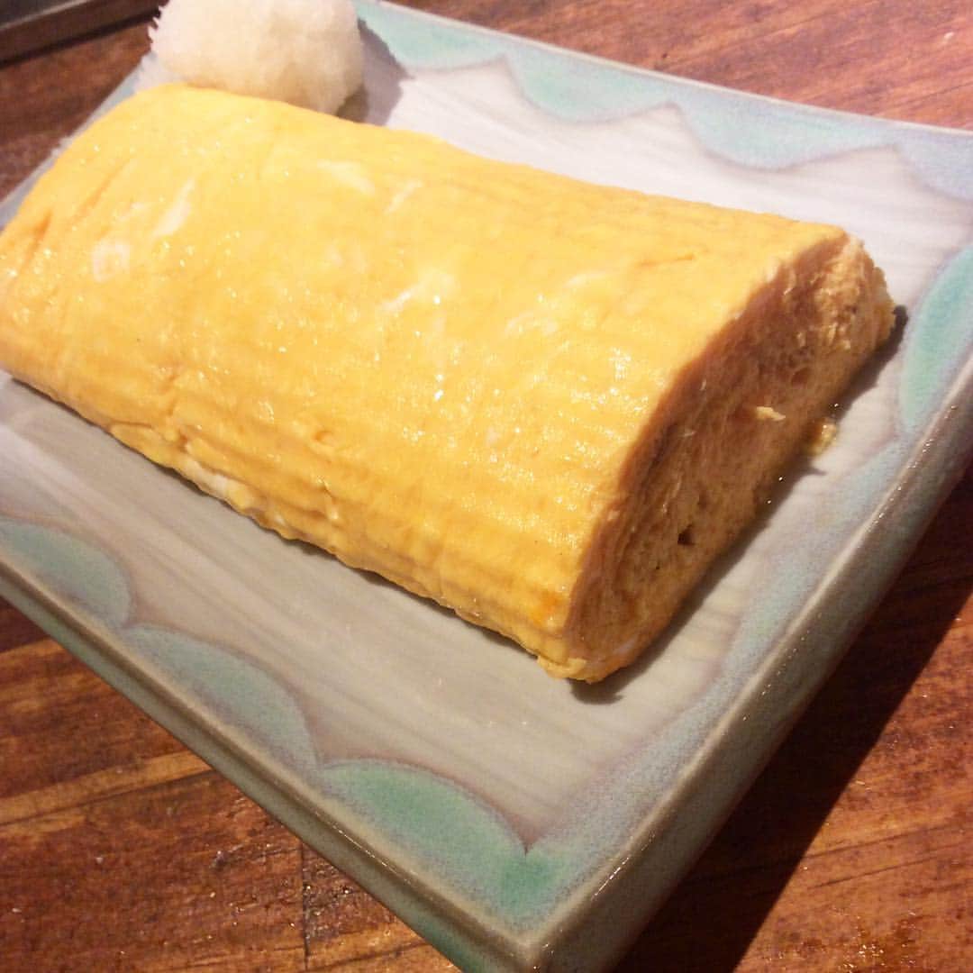 のインスタグラム：「こんばんわ😆 九州うまか新大阪店です‼️ . 本日ご紹介させて頂くお料理は ✨出汁巻き✨です！！！ ふわふわの卵の中から ジュワッと溢れ出る出汁がサイコウです🙊💞 . 寒い季節にぴったりの ほかほかのおいしい逸品です🥚 ぜひご賞味下さい🌟 . #九州うまか #新大阪 #個室居酒屋 #九州居酒屋 #九州料理 #送別会 #泳ぎイカ #もつ鍋 #出汁巻き卵」