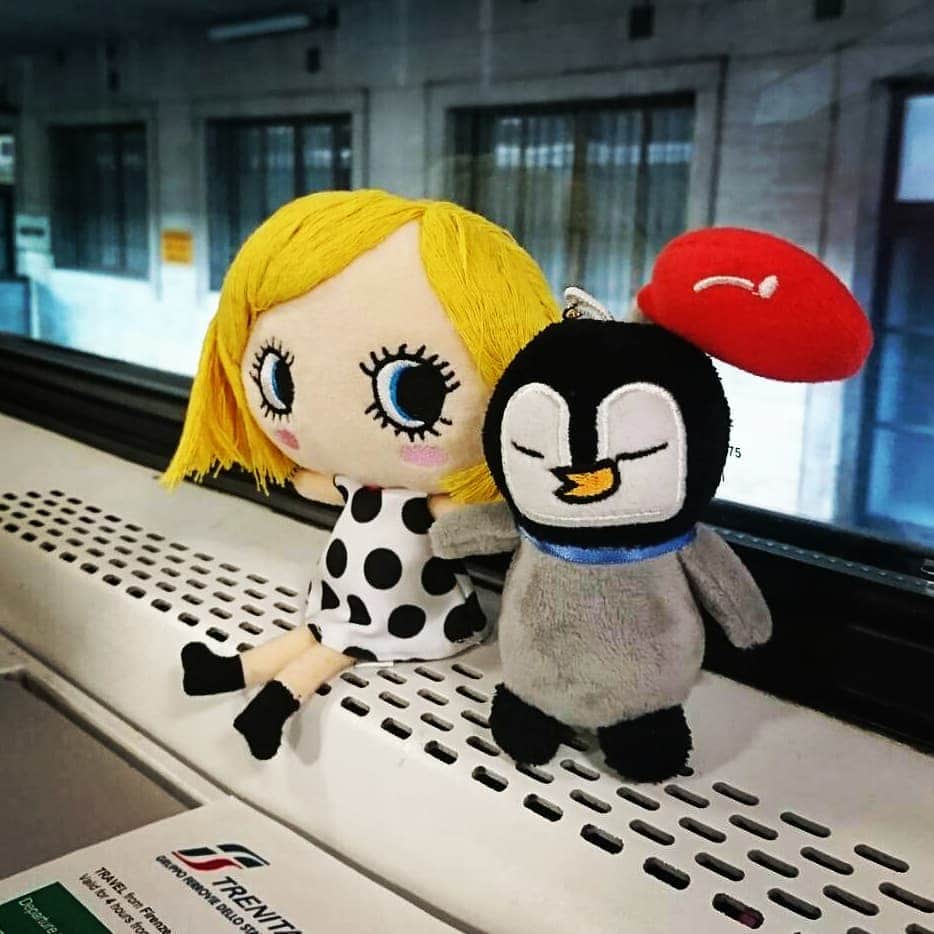 のインスタグラム：「イーマリーちゃんとケーピー 初海外✈️❤️ * * #イルメール#ilemer#キャラクター #マスコット旅#イタリア#🇮🇹#フィレンツェ #初海外#デザイナーに同行中#バッグ #お財布#お財布ポシェット#ビニールバッグ #雑貨#カジュアルバッグ#大人カジュアル #フォトジェニック#ファッション #カジュアルコーデ#春コーデ #ファッションにエンターテイメントを #イーマリーちゃんの旅#オンラインショップ #ぬいぐるみチャーム#スタジオアタオ」