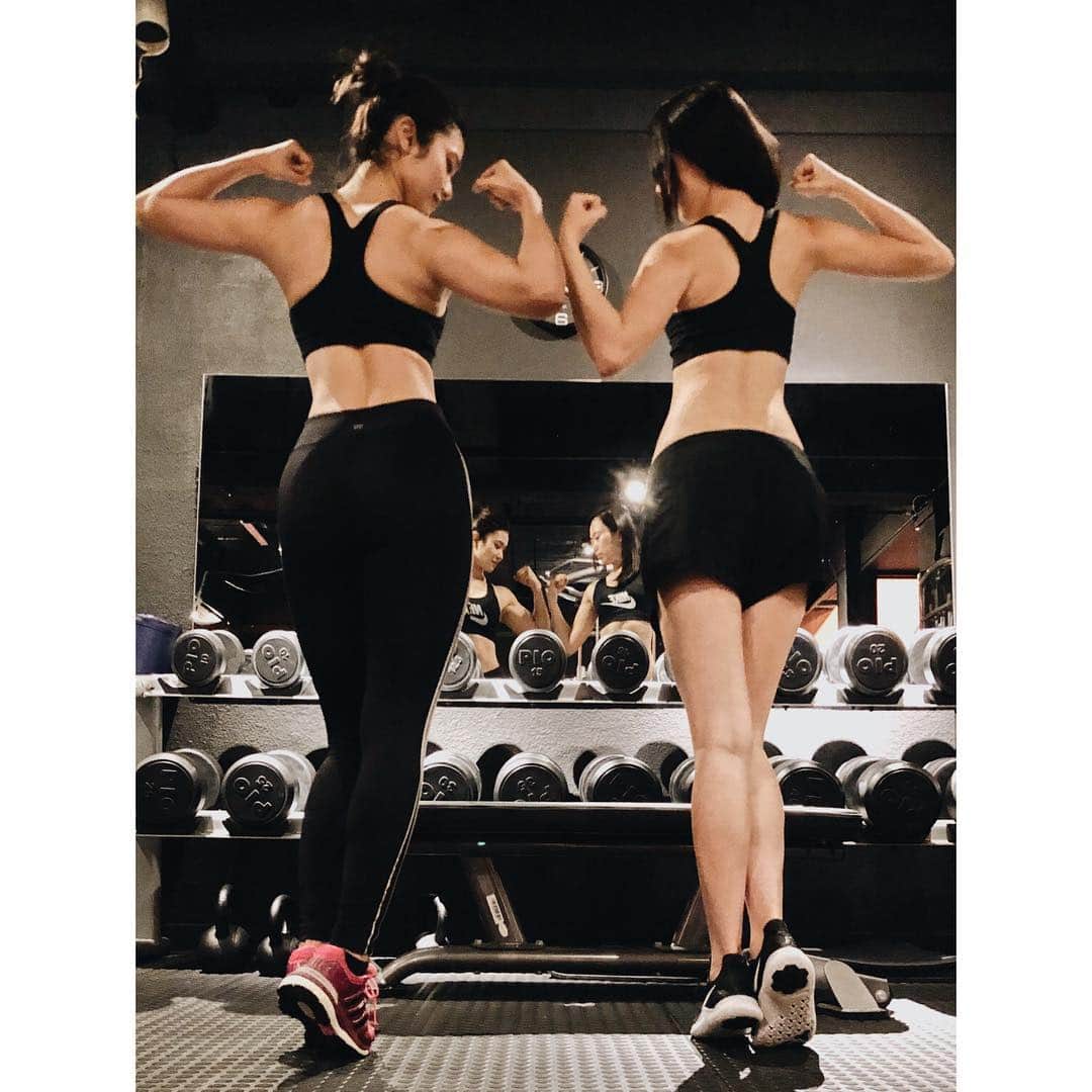 金城優華のインスタグラム：「Workout day!!! @wired.okinawa  杏ちゃんと一緒に背中&二頭筋のトレーニング。 チビ助がお年頃になって反抗期になった頃 かぁちゃんの背中みて「勝てない!!」って思わせるくらいの背中作りたい!!笑」