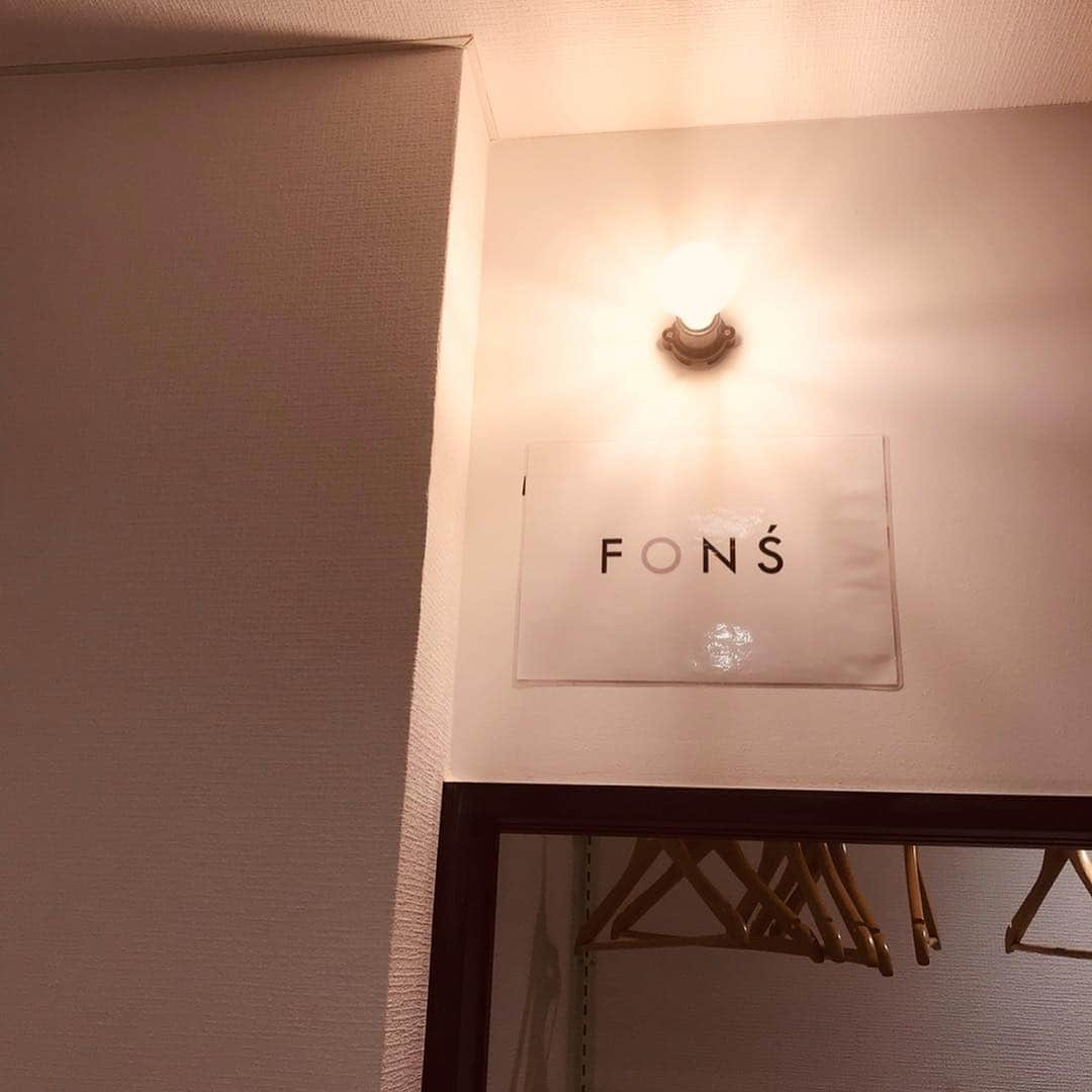 片山萌美さんのインスタグラム写真 - (片山萌美Instagram)「FONS'にて ヘアカラー＆トリートメント なかなか派手な髪色だったのを 素敵にしてくださいました。 超音波でトリートメントの力を高めるアイロン。（2枚目） おいてるサロン、限られるみたいよ！ おかげで髪の毛 つるんつるんになりました💓 キューティクルおかえり。 本当にオススメ⭐️ #fons' #表参道 #堀川智明 さん #haircolor #treatment #おすすめサロン  堀川さんいつもありがとうございます✨」2月25日 23時36分 - moet_mi