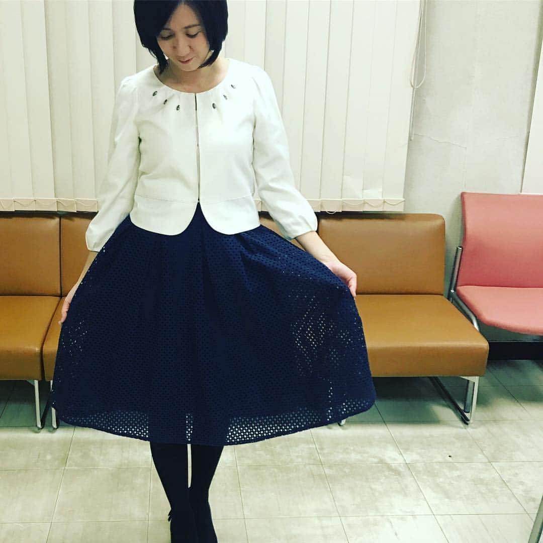 三隅有里子さんのインスタグラム写真 - (三隅有里子Instagram)「* 比較的背があるほうなので(164㎝)、バランスがうまくとれないイメージがあってボリュームのあるスカートは履かない派なのですが。 「普段は選ばない方をあえて選ぶ」が今年のモットーなので着用してみた本日の衣装。 意外としっくりきた🤔  #今年の目標 #こだわりを捨てて #軽やかに生きる #オトナ可愛い 目指す #衣装 #ルームズ #rooms #今日のファッション #fashion  #今日のコーデ #コーデ #ootd #スカート #ボリュームスカート #skirt #大きいさん #身長164㎝ #ブルー #blue #群馬 #gunma  #群馬テレビ #群テレ #gtv #アナウンサー #局アナ #局アナの仕事 #地方局で働くということ」2月25日 23時44分 - misumi_gtv