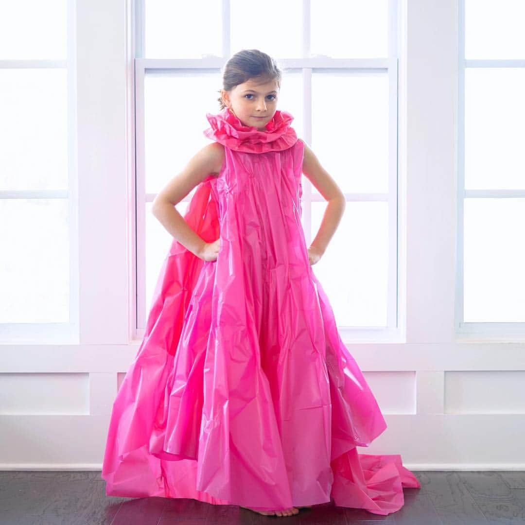 Angie Keiserのインスタグラム：「Last night there was an audible gasp in our house when @gemma_chan hit the red carpet. Mayhem looked at me and said “I know we don’t really make these anymore, but we NEED to make this one!” And from this day forward, all red carpet wear shall include snack pockets 💕🍪💕 #FashionByMayhem #Oscars」