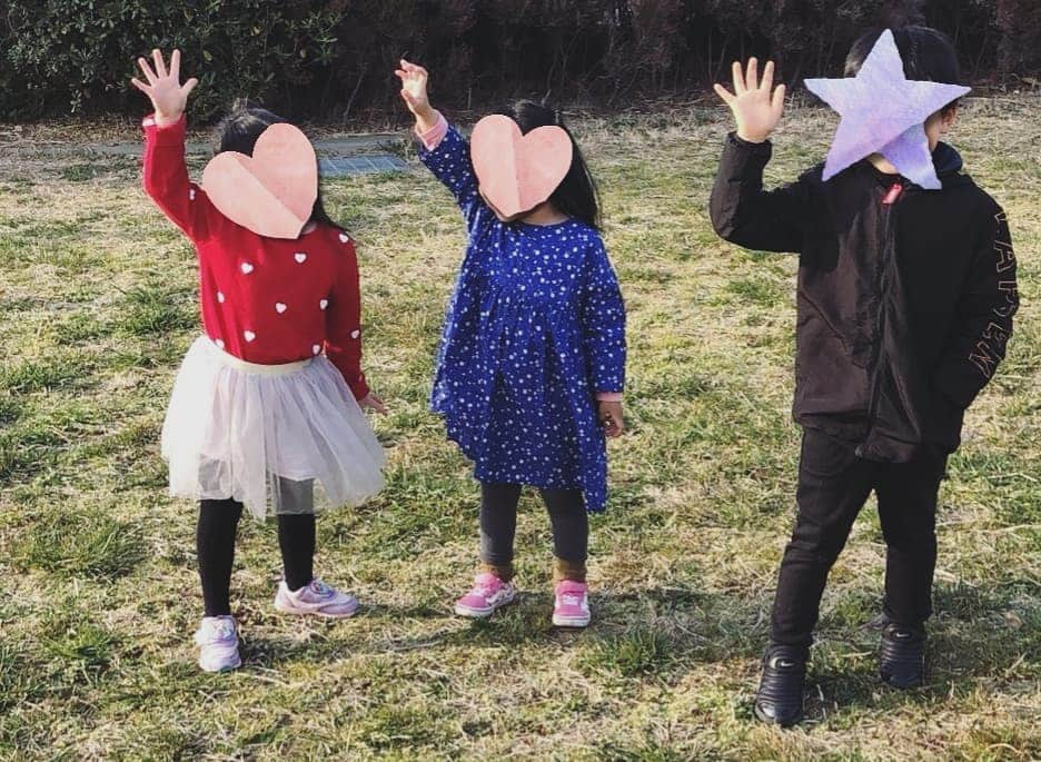 蛯原英里さんのインスタグラム写真 - (蛯原英里Instagram)「週末は、4歳、０歳の同い年のお友達が来てくれました！ 子供たちは、同い年同士で遊んで楽しそう～！赤ちゃんたちはようやくお互いを意識できるようになってた様子♪　２ヶ月先のお兄ちゃんはずりばいで移動出来て凄いね～⤴️かむちゃんは、まだ前に進めない～💕 おもちゃをめぐって、取り合いになっていましたが、前に進めないかむちゃんは悔しくて号泣！最後はお姉ちゃんが助けてくれました😀 良かったね～⤴️ #同い年#babyboy#4years #girls#仲良し#同世代#おもちゃ#取り合い#号泣#faith#また遊ぼうね@ecragee #ecragee #ecragée」2月26日 10時28分 - eriebihara