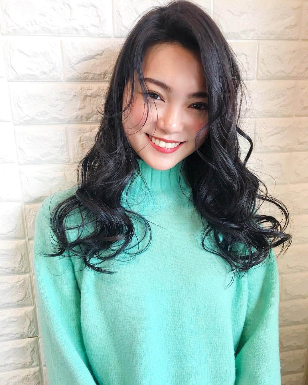 嶋優花のインスタグラム：「come back !! 👩🏻🖤 . ただいま私の黒髪！笑 . モモコさん( @comomoezoe )のゴッドハンドによって、あの金髪ヘアから、こんなにおしゃんなブラックアッシュに生まれ変わりました。(拍手)👏🏻👏🏻👏🏻👏🏻👏🏻 . 黒髪に戻したのにあの1回生の時の感じとどうも同じにならないとこを見ると、たぶん顔が老けたんだ。はやい。 . 今年はもう3回生！☝🏼️✌🏼️ . #久々たくさん喋った #nyny #nyny河原町三条 #ブラックアッシュ #アッシュブラック #ネイビーアッシュ #アッシュ #アッシュカラー #黒髪 #黒髪ヘア #黒髪ロング」