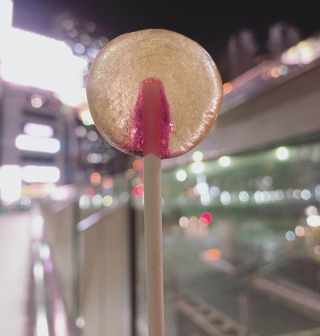 朝日奈丸佳さんのインスタグラム写真 - (朝日奈丸佳Instagram)「都会の光に溶けそう  キラキラしてて、綺麗だった。飴も、夜も。でも飴のが美味しいね。」2月26日 2時05分 - madoka_maru_hina