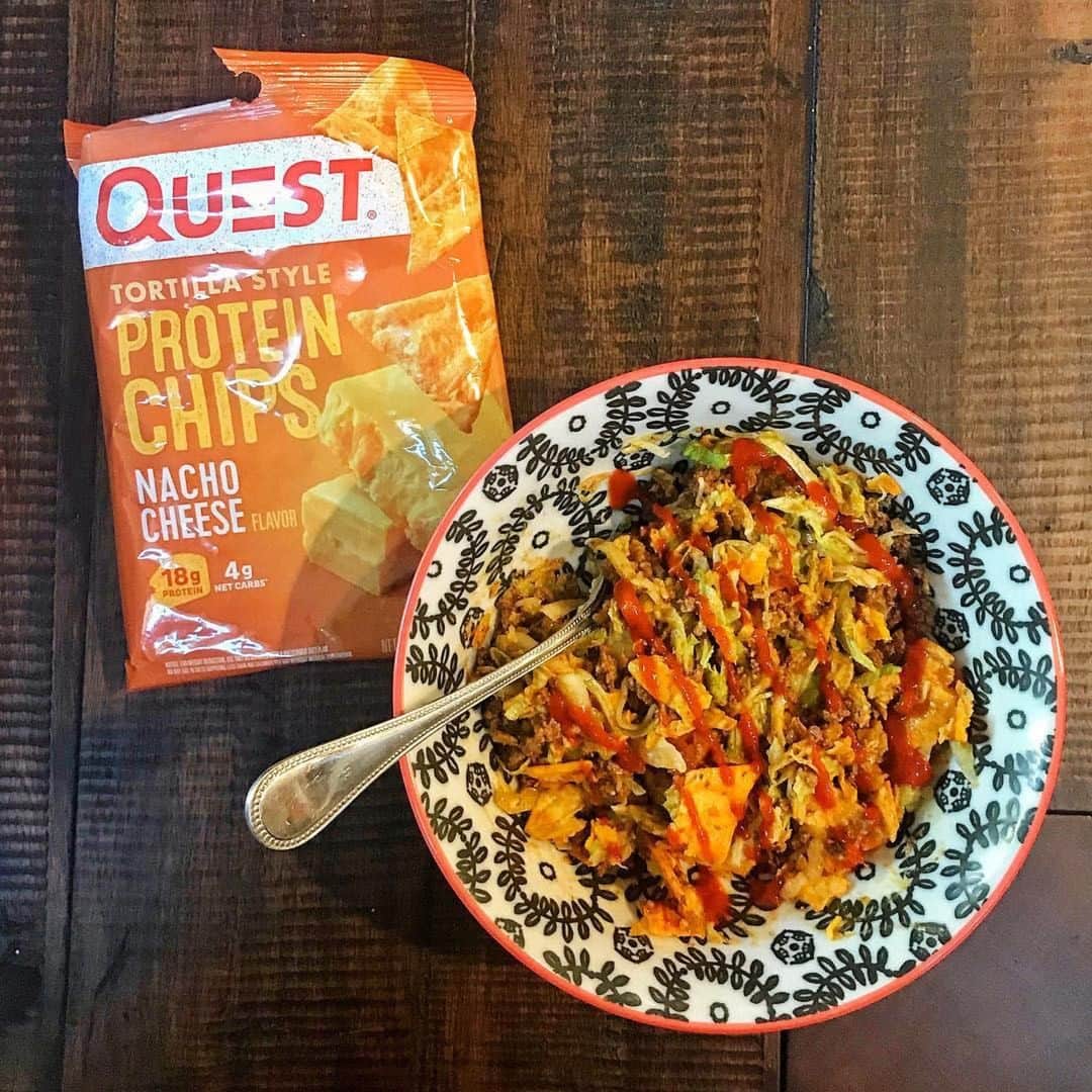 questnutritionさんのインスタグラム写真 - (questnutritionInstagram)「Have you made a Quest Taco Bowl? First, crush the Quest Chips in the bag. Then add to a bowl & top with your fav taco toppings + ground beef (or meat of choice)! • Fan @amandaalex.fitness used shredded lettuce, diced tomato, guac, shredded cheese w/ ground beef to her Nacho Cheese Chips. Then topped with Sriracha. BAM! 🍅🥑🌮🥣 #OnaQuest #Questify」2月26日 3時44分 - questnutrition