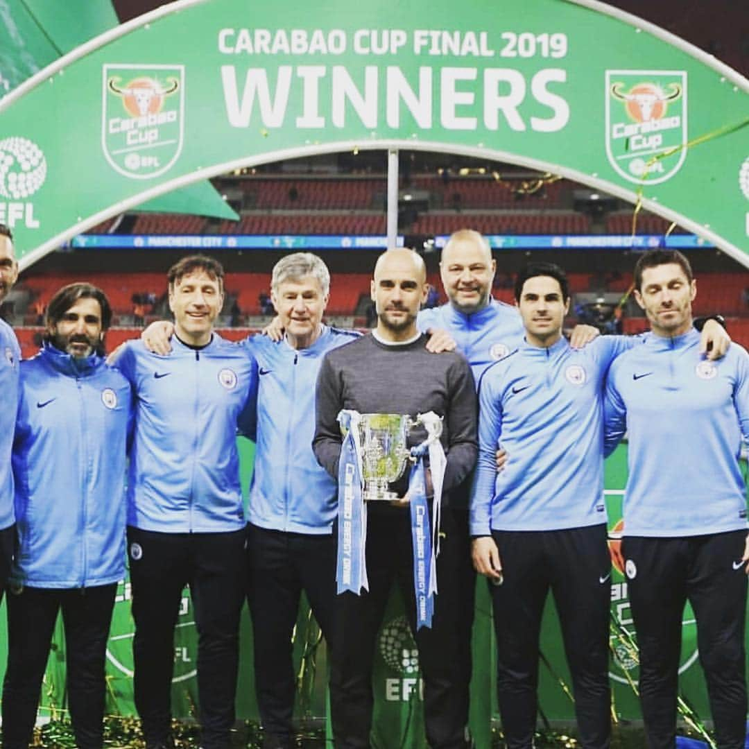 ミケル・アルテタのインスタグラム：「Very happy to win our second trophy of the season! So proud of our fantastic players 👏🏼👏🏼 🏆 #carabaocup #winnersbacktoback」