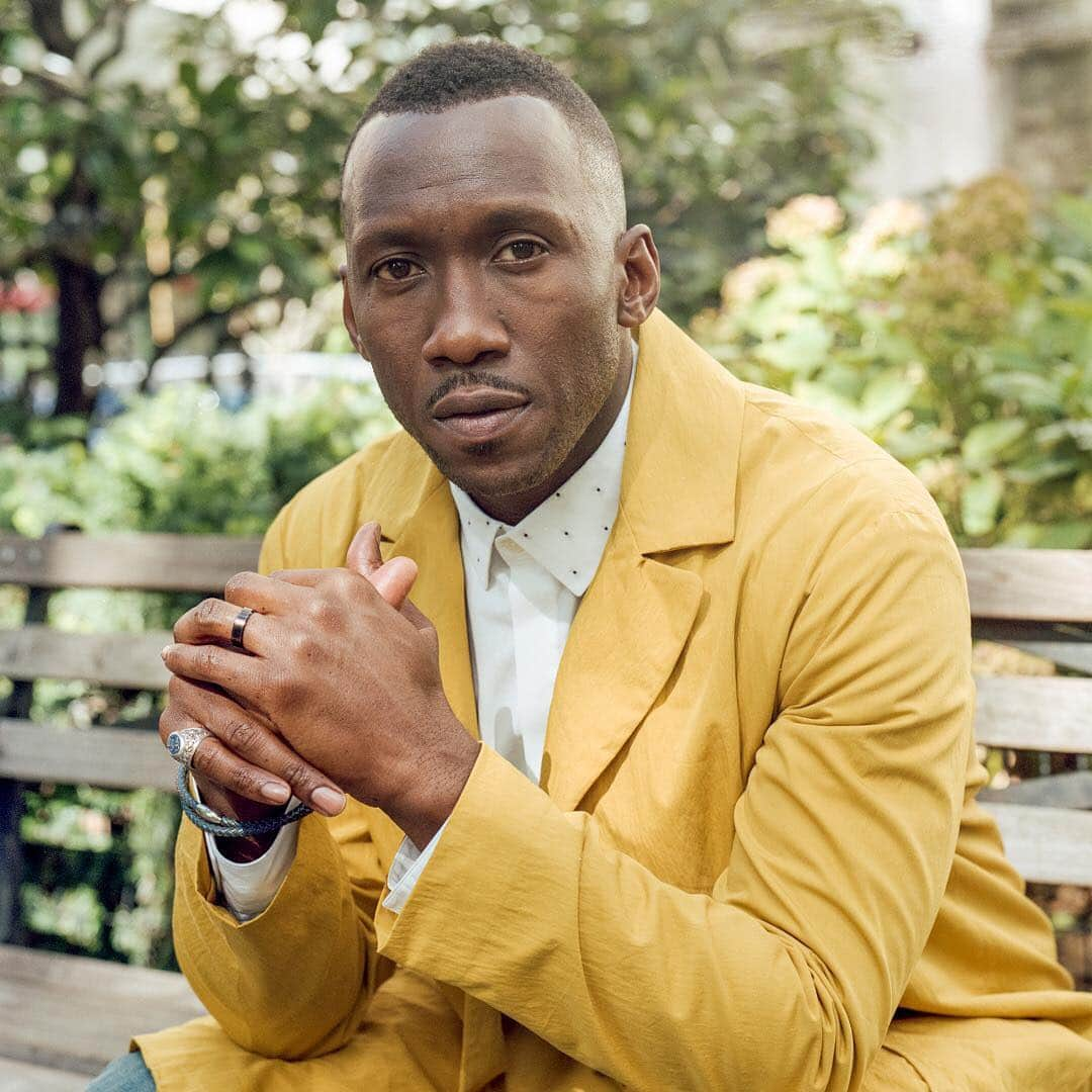 ニューヨーク・タイムズさんのインスタグラム写真 - (ニューヨーク・タイムズInstagram)「Mahershala Ali won best supporting actor at the #Oscars on Sunday for his role as the black pianist Don Shirley in #GreenBook, a film about a white chauffeur and his black client in segregation-era America. The movie also took home the award for best picture. #mahershalaali’s win was his second #Oscar in 3 years. With the award, he joined #DenzelWashington as the only other black actor to win multiple Oscars. In his acceptance speech, Mahershala thanked Don, saying that trying to capture his essence “pushed me to my ends.” He also paid tribute to his grandmother “who has been in my ear my entire life,” he said. “Telling me that if at first I don’t succeed, try, try again. That I can do anything I put my mind to. Always, always pushing me to think positively and I know that I would not be here without her, that she’s has got me over the hump every step of the way.” Visit the link in our profile to see highlights from @theacademy awards, view the complete list of winners and read more about #MahershalaAli. @photodre shot this portrait of #Mahershala near Madison Square Park in Manhattan, New York in 2016.」2月26日 7時02分 - nytimes