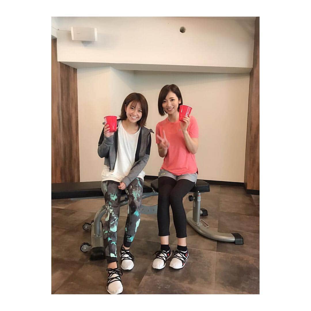 のインスタグラム：「﻿ ﻿ 今朝のOha!4でも話しましたが、﻿ 昨日、えみり氏に誘われて﻿ 人生初のパーソナルトレーニングを﻿ 体験してきました🏃‍♀️﻿ ﻿ 普段全く運動をしない私にとっては、﻿ 悟空たちの精神と時の部屋での修行くらい﻿ 辛かったです。。。﻿ ﻿ この足につけてるゴムチューブが﻿ めちゃくちゃ硬いのです！！﻿ これ物凄くキツいんですよ🙄﻿ ﻿ でも、何年かぶりに体をたくさん動かして﻿ 気分がすっきりしました✨﻿ ﻿ #つまり #ゴムチューブは #亀仙人甲羅 #みたいなこと？ #全身筋肉痛 #ジム #パーソナルトレーニング」
