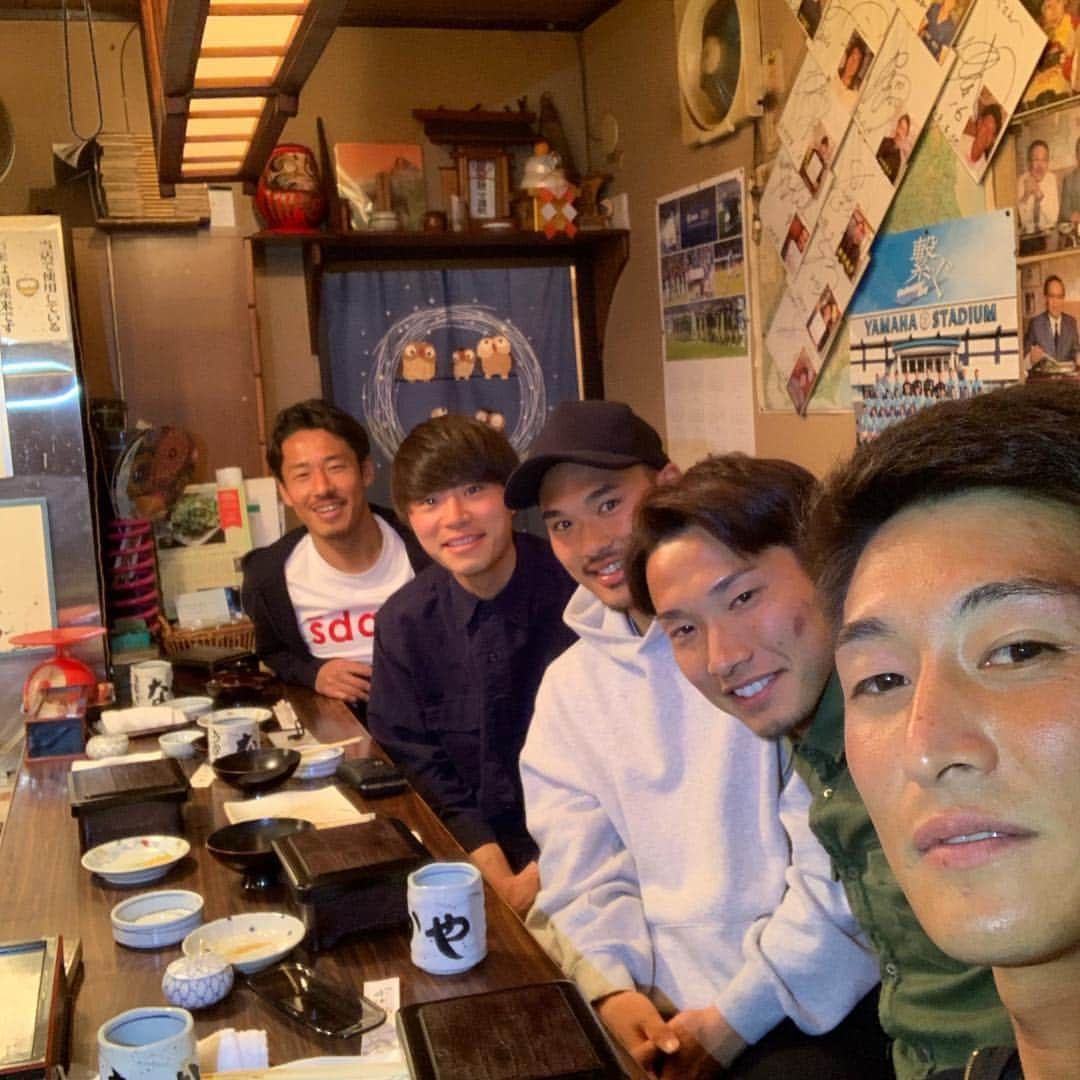 三浦龍輝さんのインスタグラム写真 - (三浦龍輝Instagram)「.﻿ 練習終わりになかやへ！！﻿ ﻿ ﻿ 塩焼き、土佐焼きはここでしか﻿ 食べられない﻿ 美味すぎるよ〜﻿ ﻿ ﻿ #久しぶり﻿ #うなぎ﻿ #なかや﻿ #浜松﻿ #山田さん﻿ #けんたろうくん﻿ #りょうくん﻿ #ごんちゃん﻿ #ご馳走様です﻿ #ジュビロ磐田﻿ #jubilo﻿」2月26日 20時27分 - ryukimiura_official