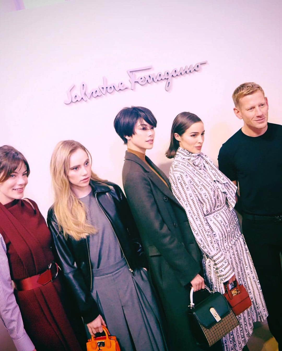 森星さんのインスタグラム写真 - (森星Instagram)「Ferragamo❤️ #MFW @ferragamo  The first time I had a chance to interview @paulandrew in Japan I was so impressed with his calm & sincere presence. He exudes kindness and to top it off, He's a BRILLIANT designer!  While he nails the elegance of Ferragamo his inspirational color palette is uniquely stunning. 🙏  はじめてフェラガモのデザイナーのポールアンドリューと対談でお会いした頃は、フェラガモの靴をデザインする事になった頃で。それから今では靴だけではなく、レディースとメンズの全てのデザインを監修する事になって、彼はどんどん会うたびに輝きを増すけれど、はじめてあった時と接し方は変わらず、誠実で自然体で、カッコつけてなく落ち着く。 時代に左右されすぎず、フェラガモの歴史を品よく冷静に受継ぎ、質と心地の良い靴とお洋服、ユニークで綺麗な色使いのコレクションを見れることができて光栄です♥︎」2月26日 19時21分 - hikari