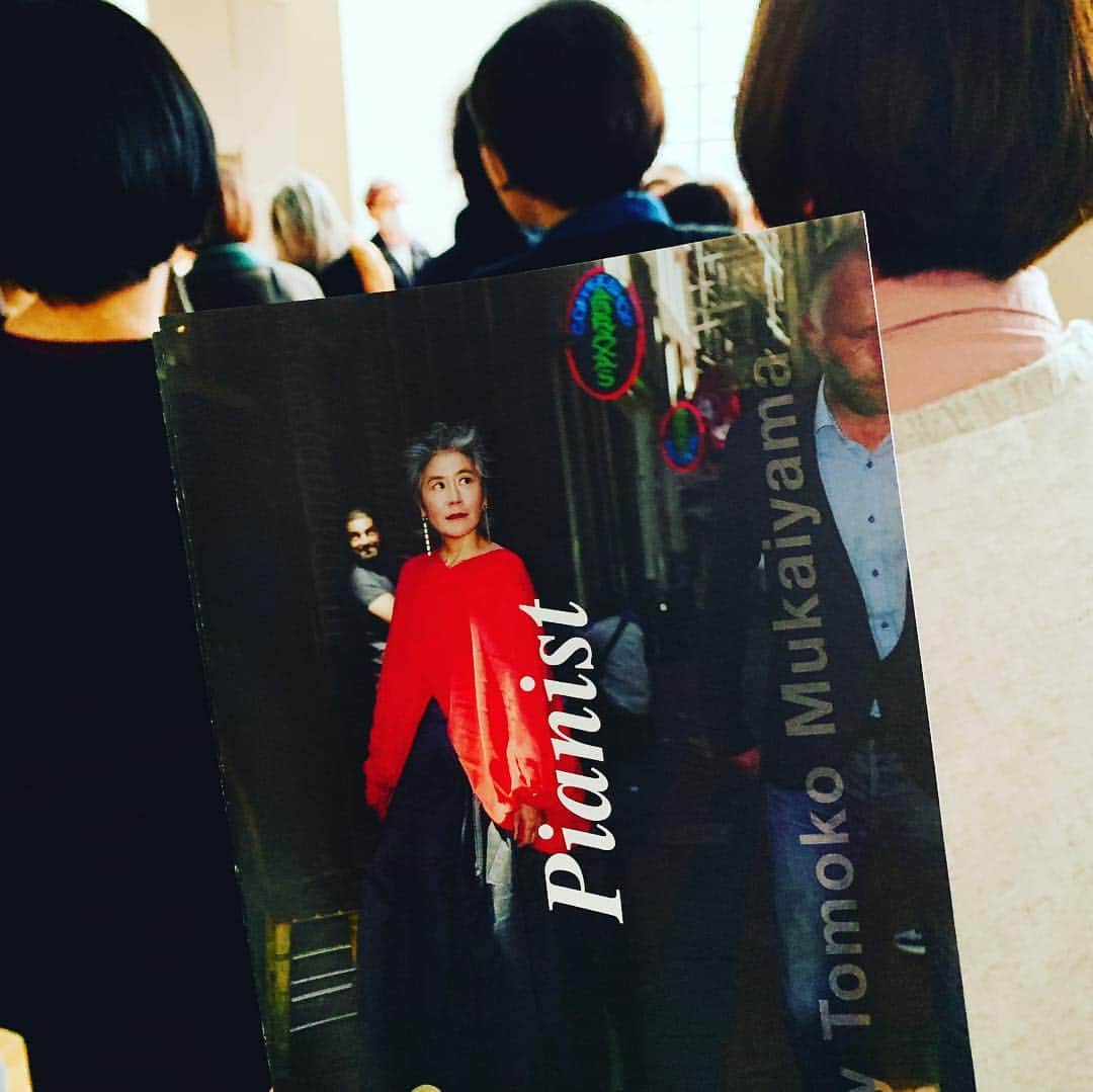 森下千里のインスタグラム：「ようやく行けた展覧会 「ピアニスト」  開始時間が毎日違うこの公演ももうすぐ終わり。 向井山明子さんの演奏で鍛えられただろう背中が、美しかったー！！ 朝からブラックドレスだなんて、かっこいいなぁと、ため息。  １時間の演奏と、突然の静寂に、 まだ、音の中に取り残されたような感覚…。 . . #pianist #hermes #銀座」