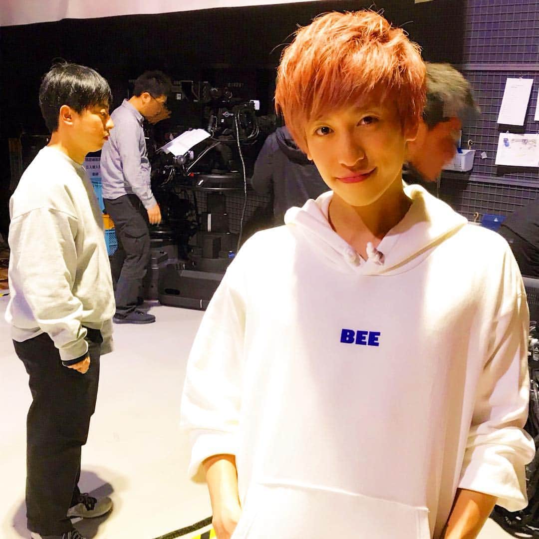 のインスタグラム：「収録裏。  #おはスタ #セット裏 #を紹介 #いつも最高に夢見させて貰ってます #後ろに居るのは #作家 #中村さん #お笑いの恩人 #いつも #あざまる水産よいちょまる #着ているパーカー #BEE #芦名秀介 #あしなっす #のブランド #ほしぃーーべ？  @190cm_ashina  hope-ashina.amebaownd.com/posts/5596709」