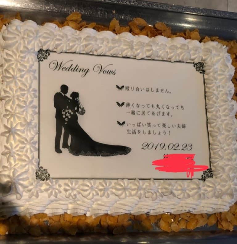 センターうるしのインスタグラム：「先日、司会をやらせて頂いた時のウエディングケーキ🎂💐 お二人のこれからの約束が書かれています。 二人で読んで誓ってもらい、ゲスト様に承認を頂きました‼️ とてもいいお二人だからこその、ステキなパーティーでした😆✨✨ #ウエディングケーキ #誓約書ケーキ #素敵 #結婚式二次会 #司会者」