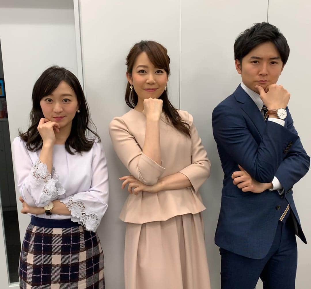 須黒清華のインスタグラム：「WBSのメインキャスター代打。 やらせて頂くたびに自分の知識の薄っぺらさを痛感し、 大江さんのすごさを実感します💦 反省からか、夢の中でもずっとスタジオでやり取りしてました（笑） フィールドキャスター片淵とトレたま原田の同期コンビ。 サポートありがとー✨ 最後はOA終わりの竹崎も一緒にねっ😊 今週はあと木曜日にもう一度‼︎ 出来る限りの知識を詰め込んで挑みますっ‼︎ #wbs #ワールドビジネスサテライト #大江キャスター お休み 木曜日も頑張ります‼︎ #3人並んだら ちょうど階段になりました（笑）」