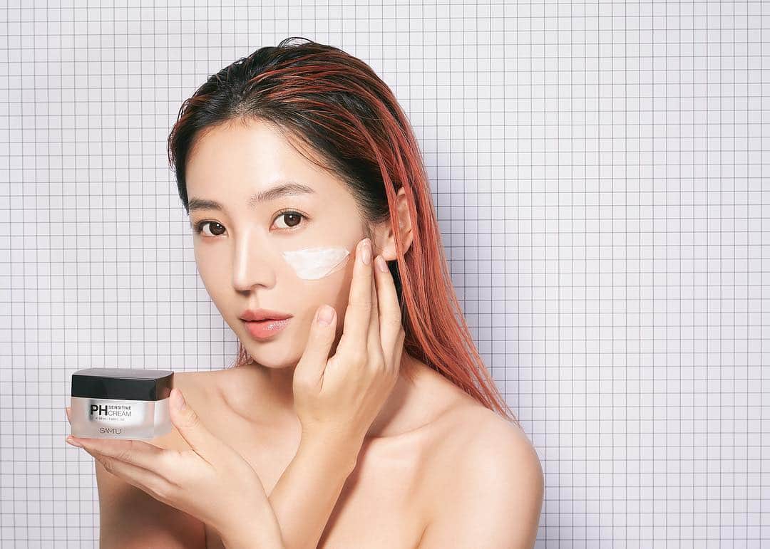 のインスタグラム：「皆さまお待たせしました😭 大好評で初日で即完売しました『PH sensitive cream 』3/6(水) PM21:00〜 より再販スタート致します🎉💕👏🏻 (アラームセットしてね笑😂) ・ 弱くなった肌のPHバランスを調整し、肌本来の力を伸ばし、肌のバリア機能を強化してくれる💆🏻‍♀️💧 ・ 肌の外側はもちろんのこと、内側まで水分をたくさん補って潤う48時間保湿キープ⏰☺️ ・ しっとりもちもちの潤った肌へと導いてくれる低刺激鎮静保湿クリーム✨👼🏻✨ ・ ♡PHクリームとトーンアップクリーム、２つをペアで使うことでよりきめ細かくなめらかな白肌を作ってくれるのでおススメ🥰💯 @sam_u_japan」