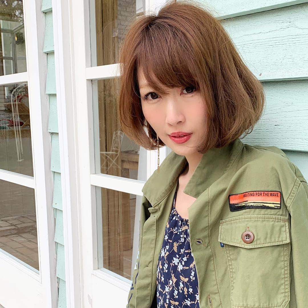 梅野舞さんのインスタグラム写真 - (梅野舞Instagram)「@hide.toshi.k  ヘア撮影★★ 一緒に作り上げていく感じが楽しい作品撮り。  今回は4パターン。  ナチュラル内巻きから 強めのウェーブまで  ファッションを変えながら  可愛いハウススタジオで  どこで撮ろうかと話し合ったり  とにかく楽しい撮影。  お気に入りチェックしてきたから データ送ってもらうの楽しみだな。  ラインやインスタのアイコン ブログのヘッダーにしようかなと思っているくらい素敵な写真がたくさん！  #ヘア撮影 #blumedecora #ブルームデコラ#ハウススタジオ#ロケ撮影 #hair#hairstyle #カジュアルスタイル#カジュアル#instahair #inrtafashion #instagood」2月26日 14時49分 - mai.umeno